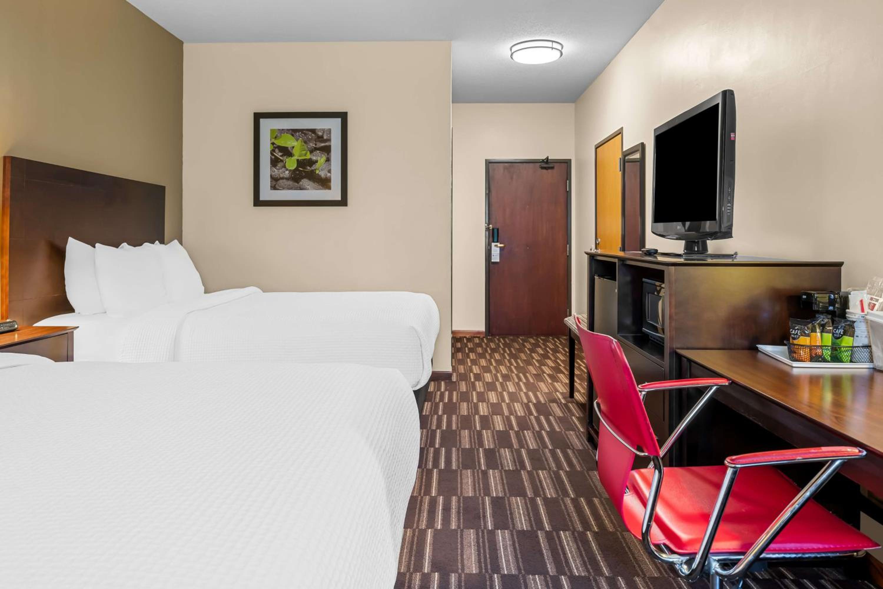 Queen Room with Two Queen Beds and Bath Tub - Disability Access - Photo 4