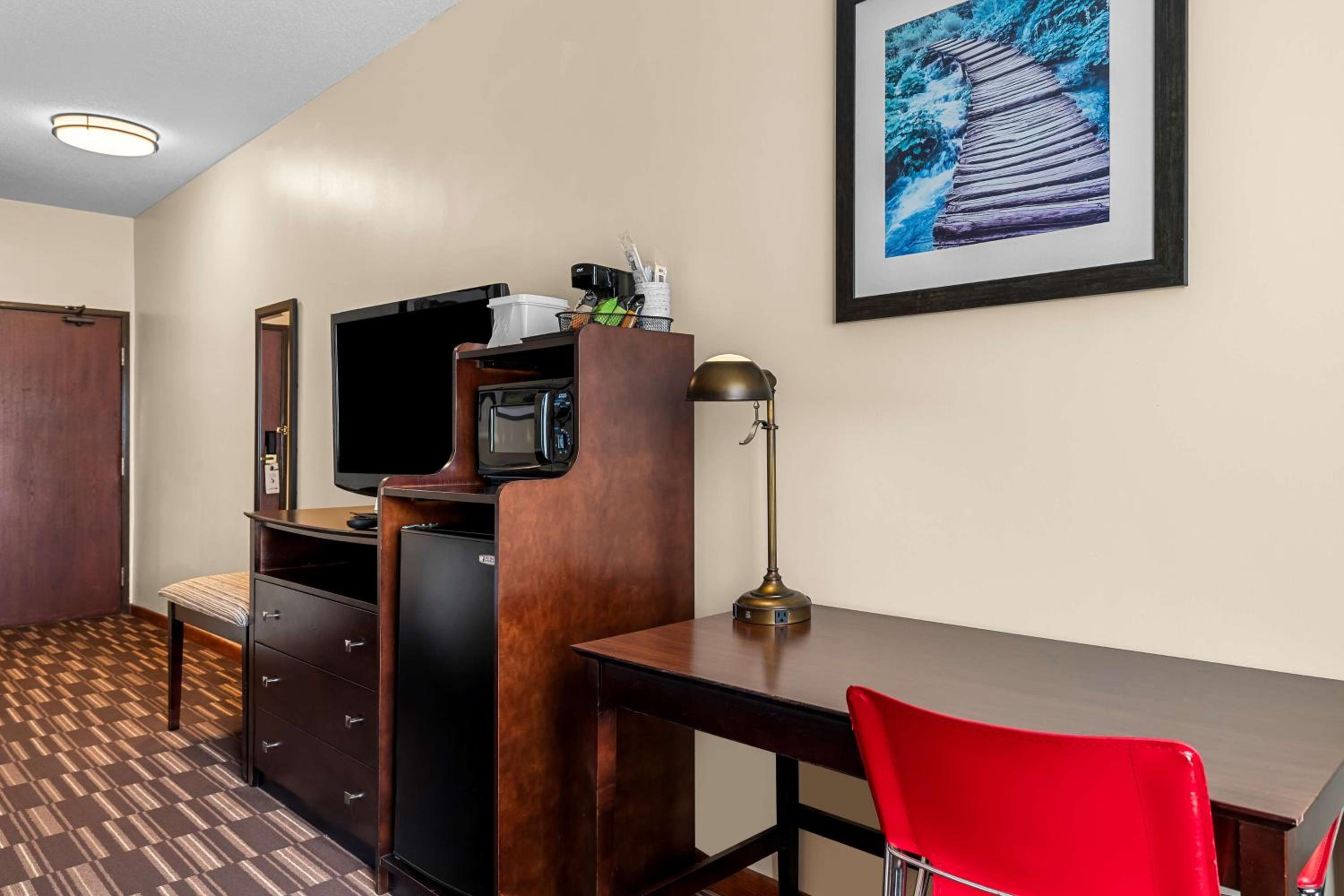 Queen Room with Two Queen Beds and Bath Tub - Disability Access - Photo 2