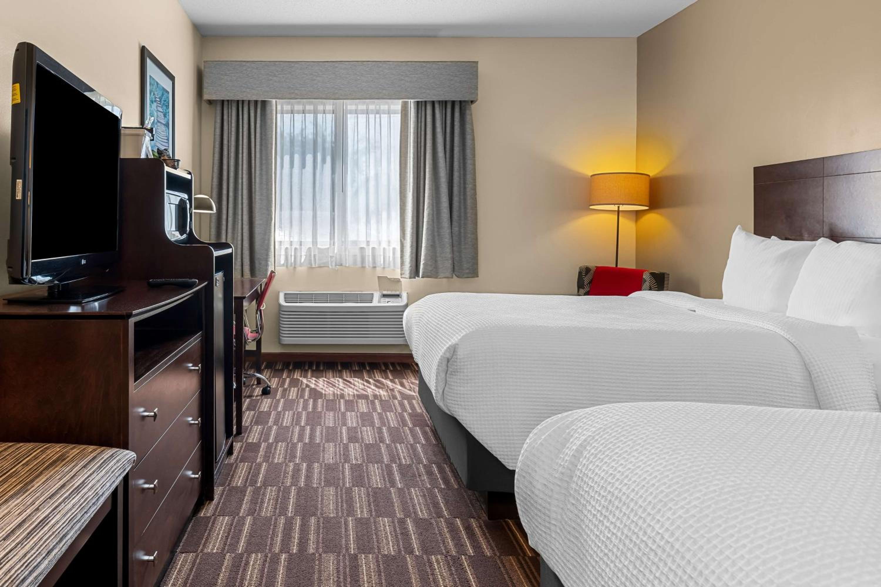 Queen Room with Two Queen Beds - Photo 3