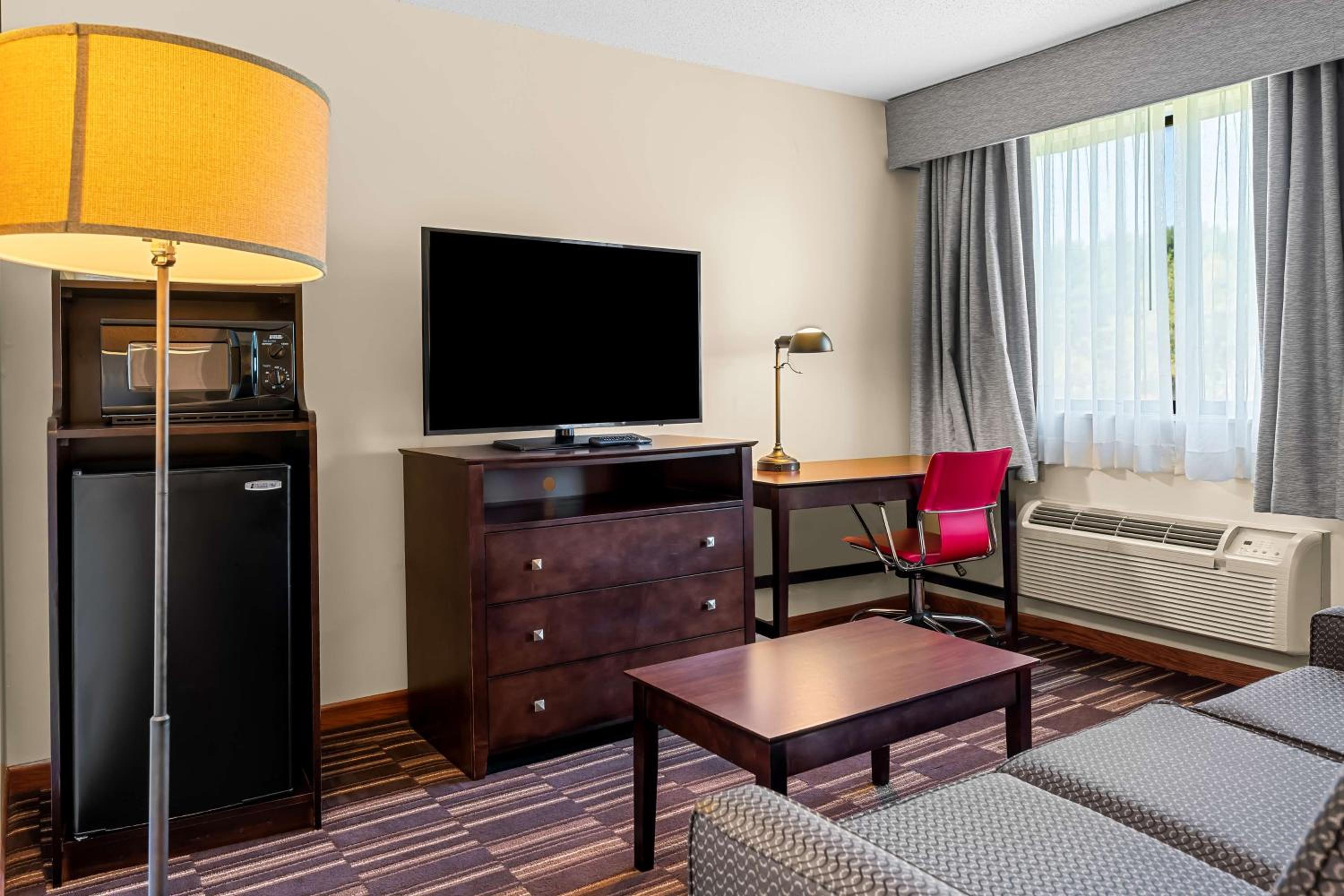 King Suite with Jacuzzi - Non-Smoking - Photo 3