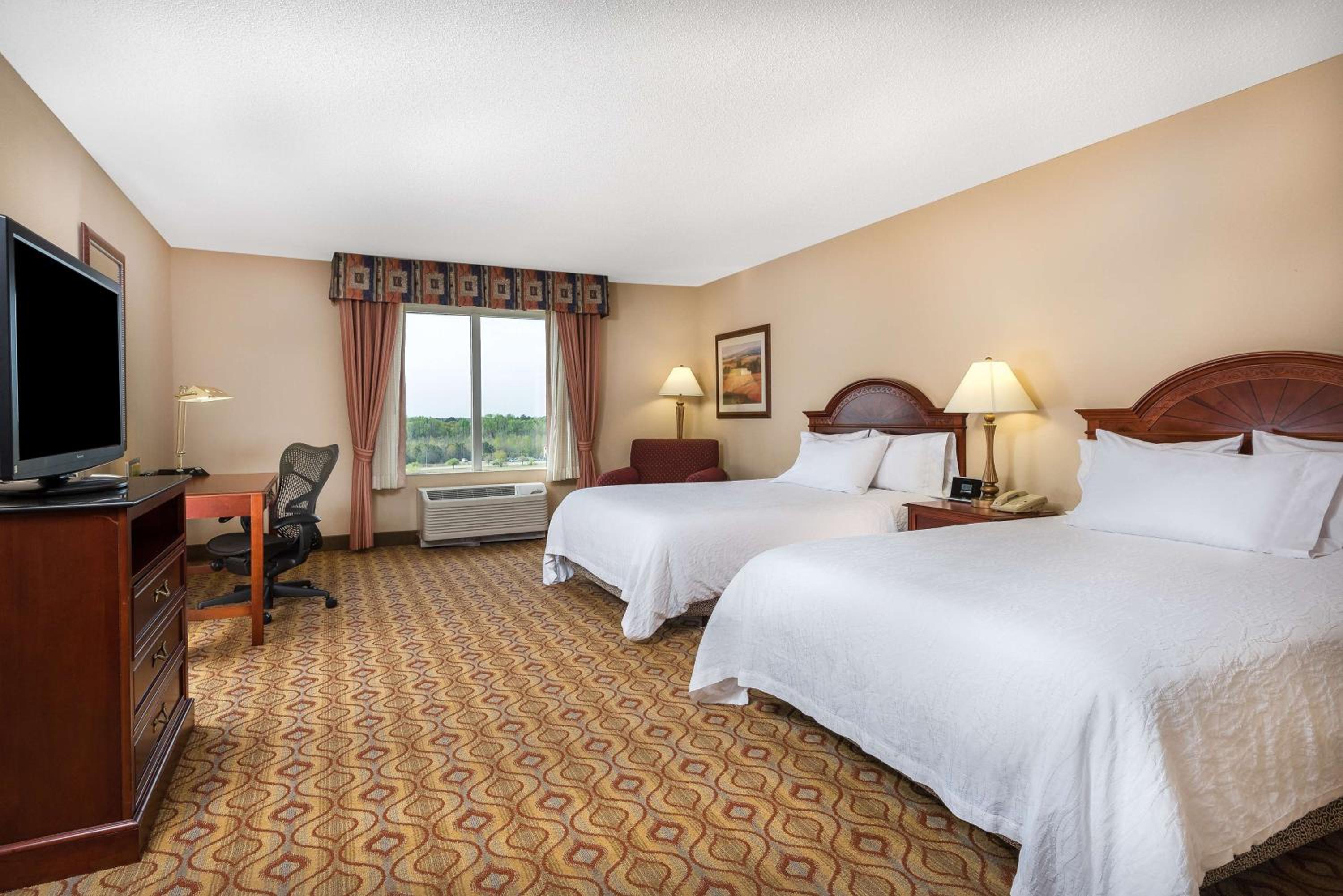 Large Queen Room with Two Queen Beds - Photo 3