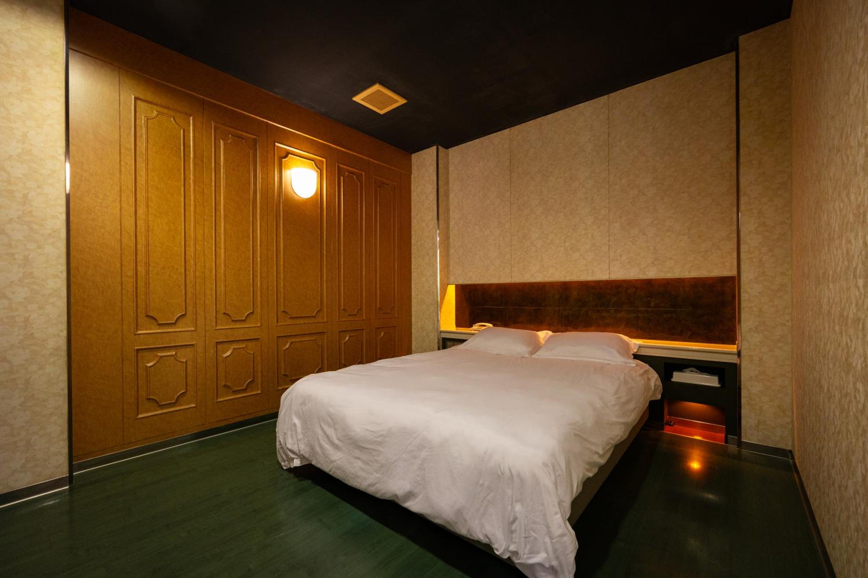 Double Room - Photo 16