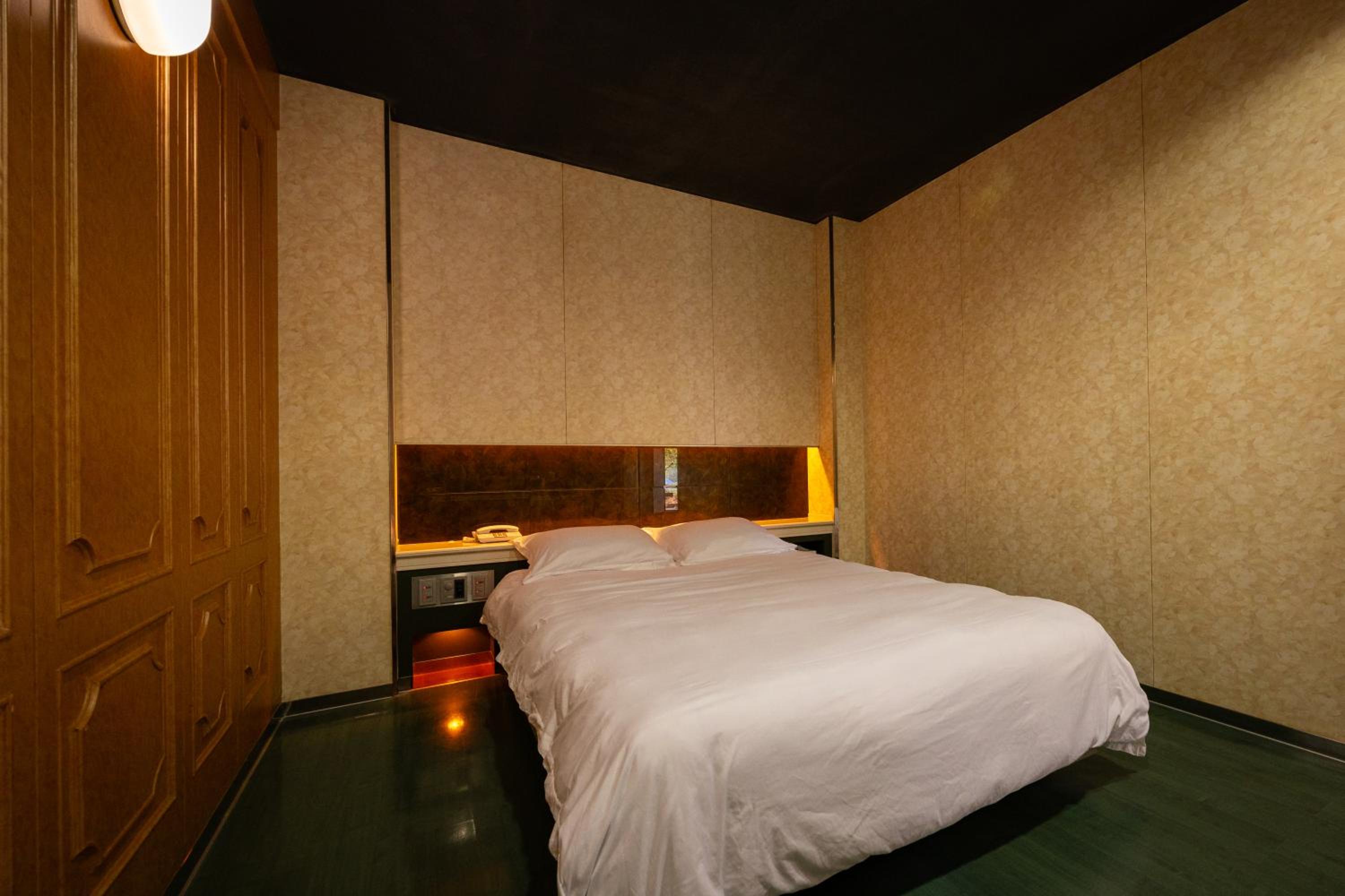 Double Room - Photo 19