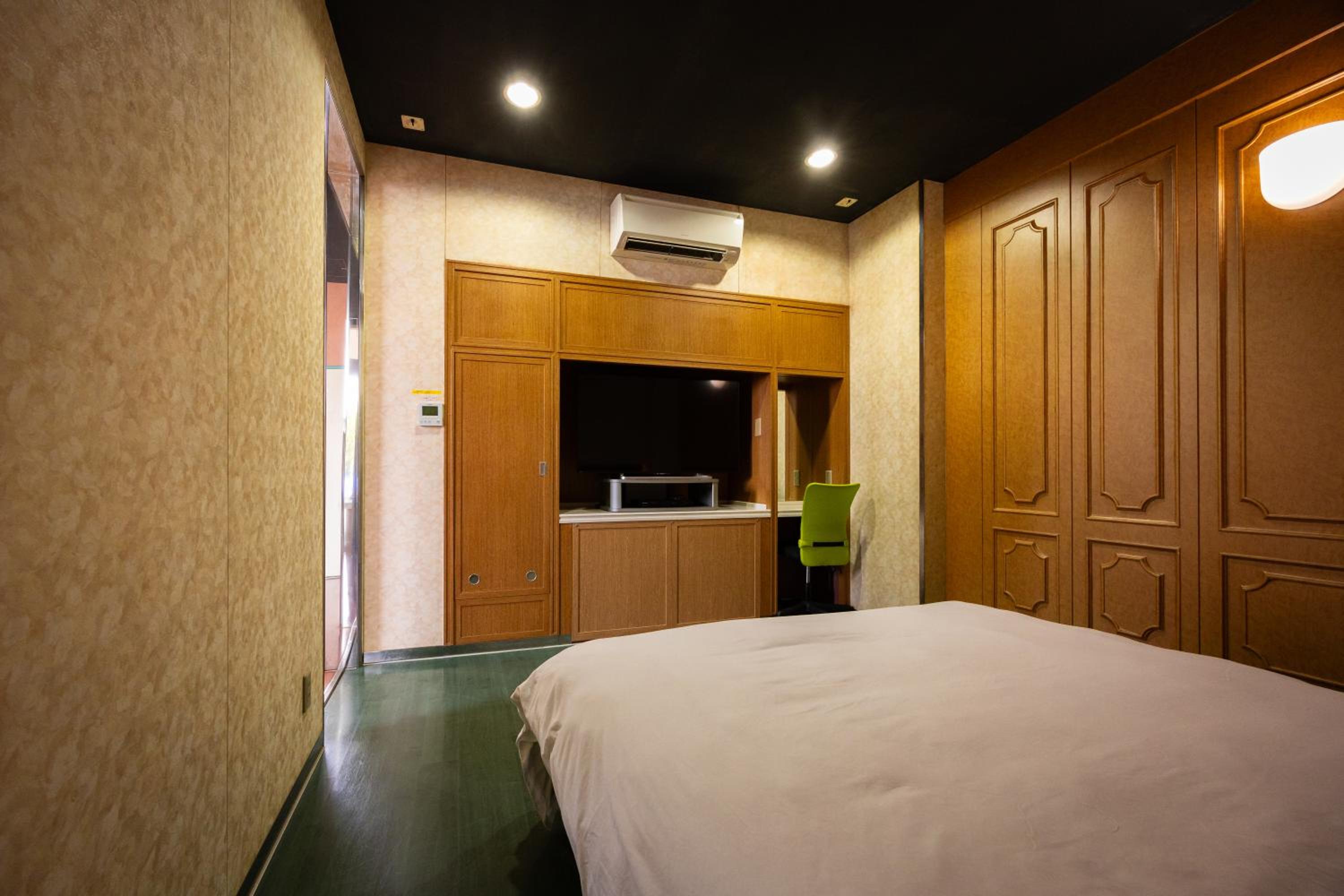 Double Room - Photo 18