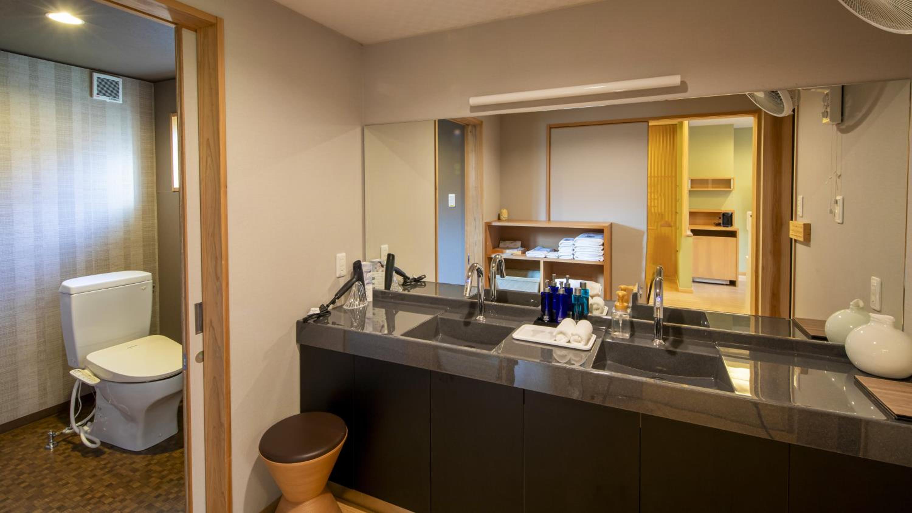 Twin Room with Private External Bathroom photo 2
