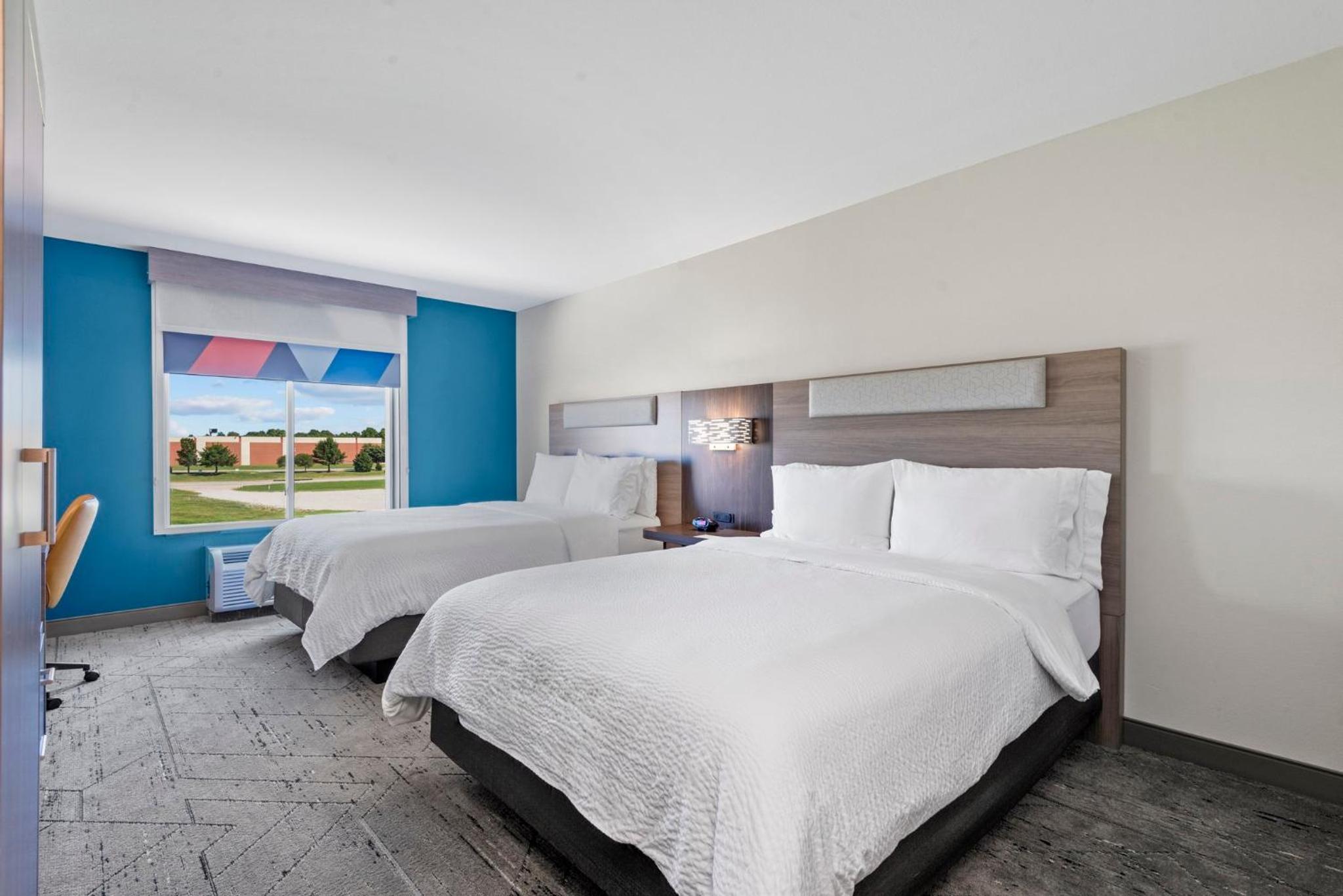 Standard Queen Room with Two Queen Beds - Photo 2