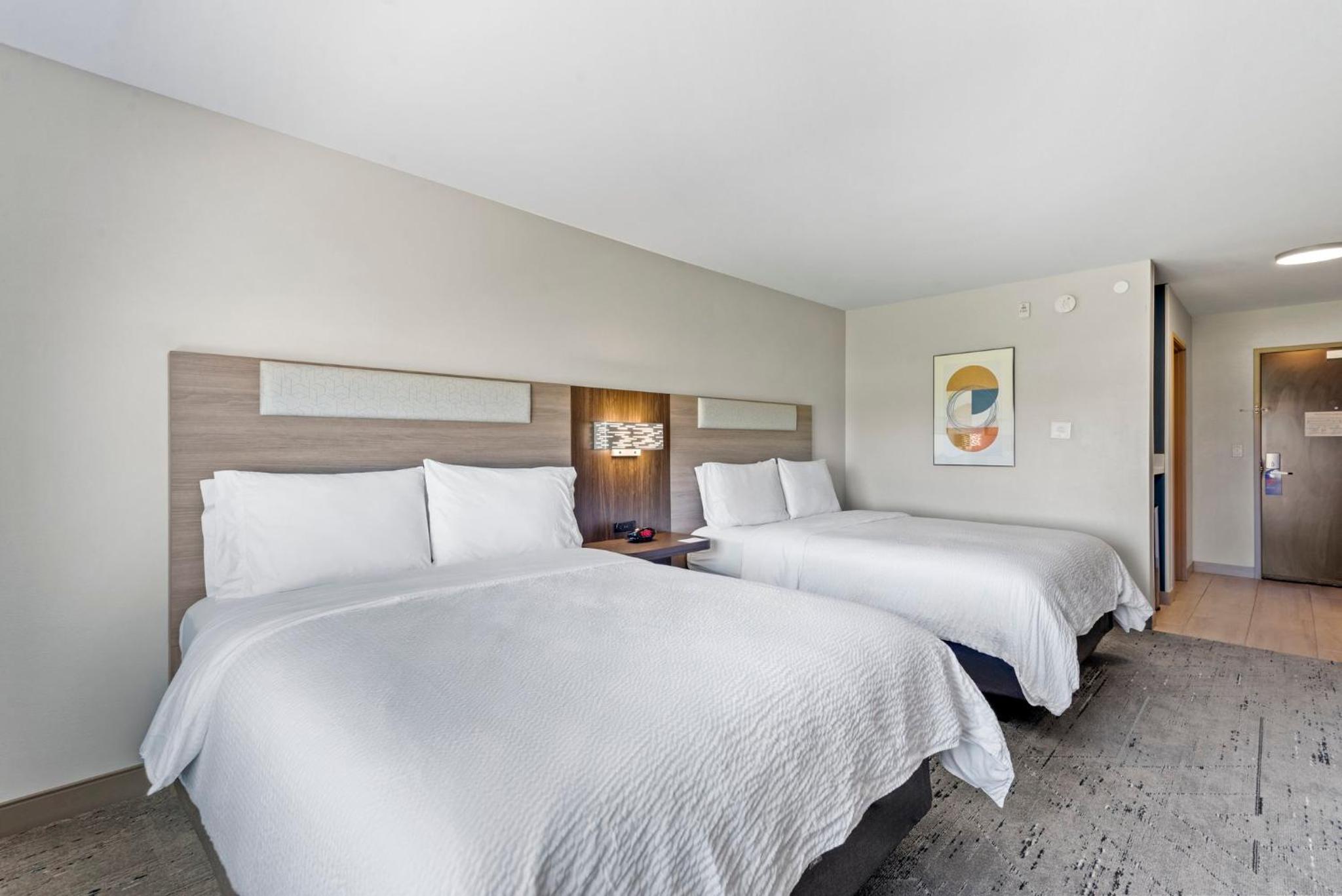 Standard Queen Room with Two Queen Beds - Photo 10