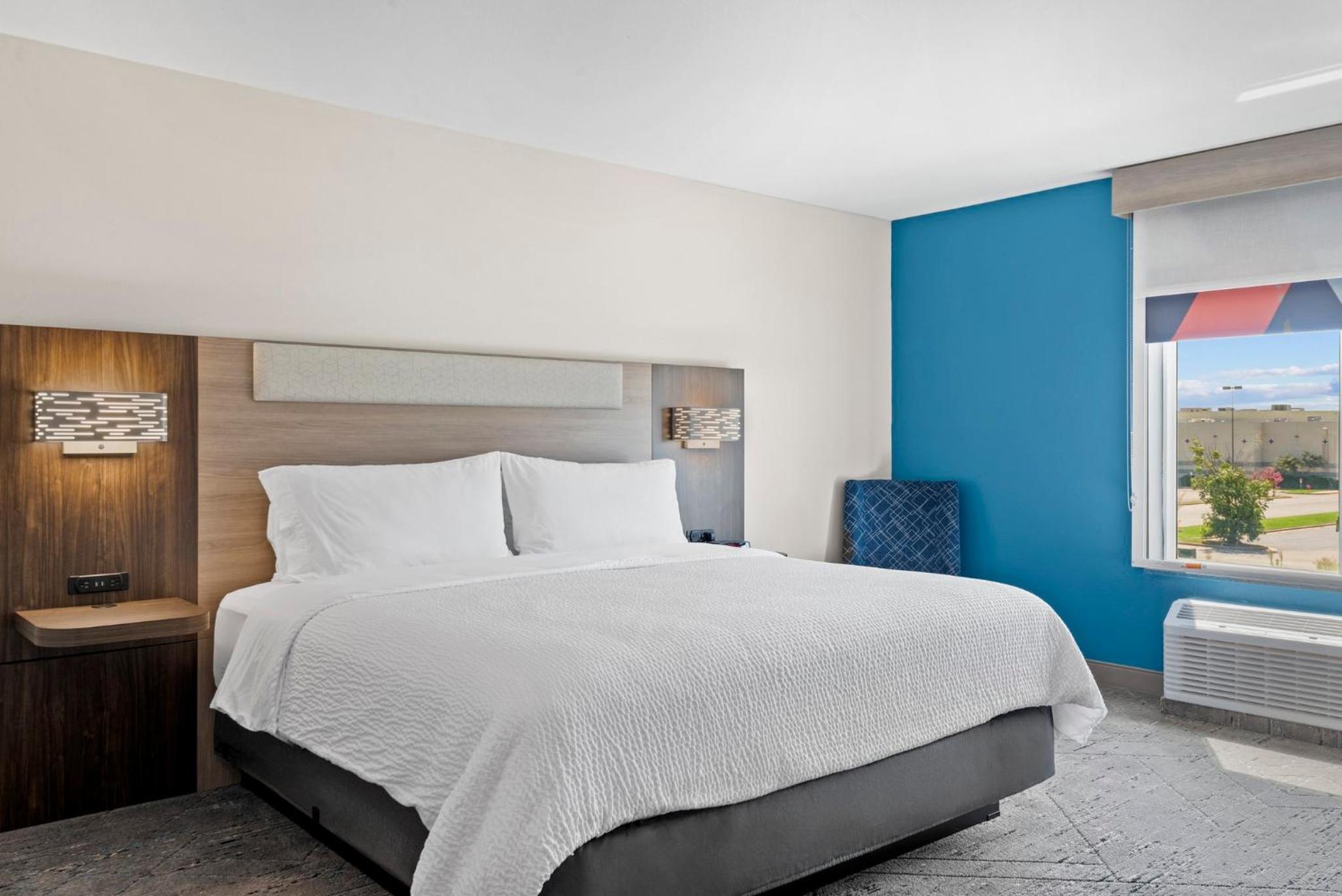 Standard King Room with Extra Space - Photo 11
