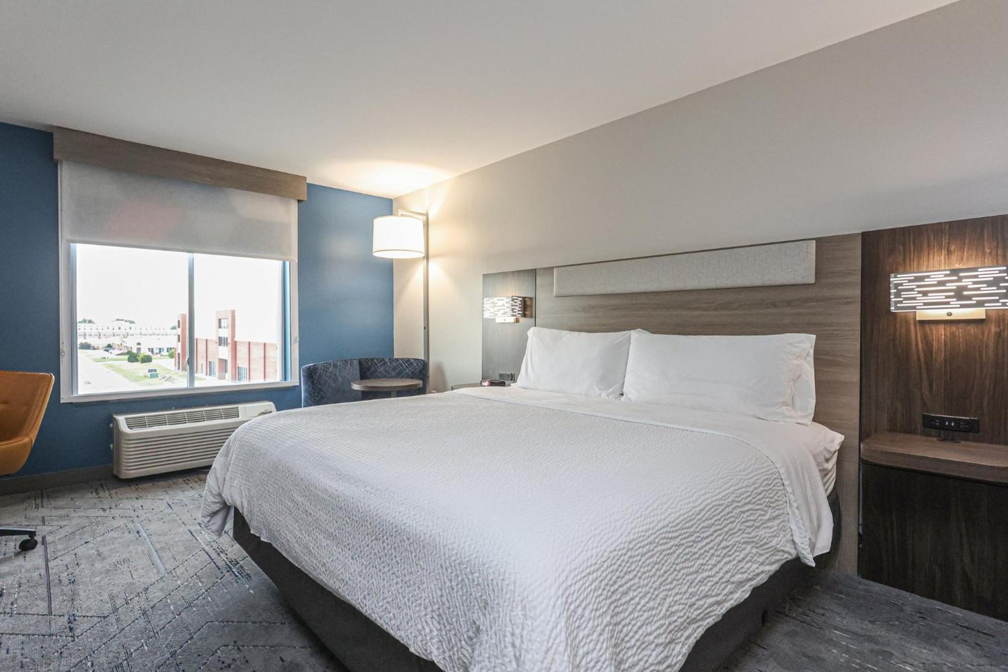 Standard King Room with Extra Space - Photo 10