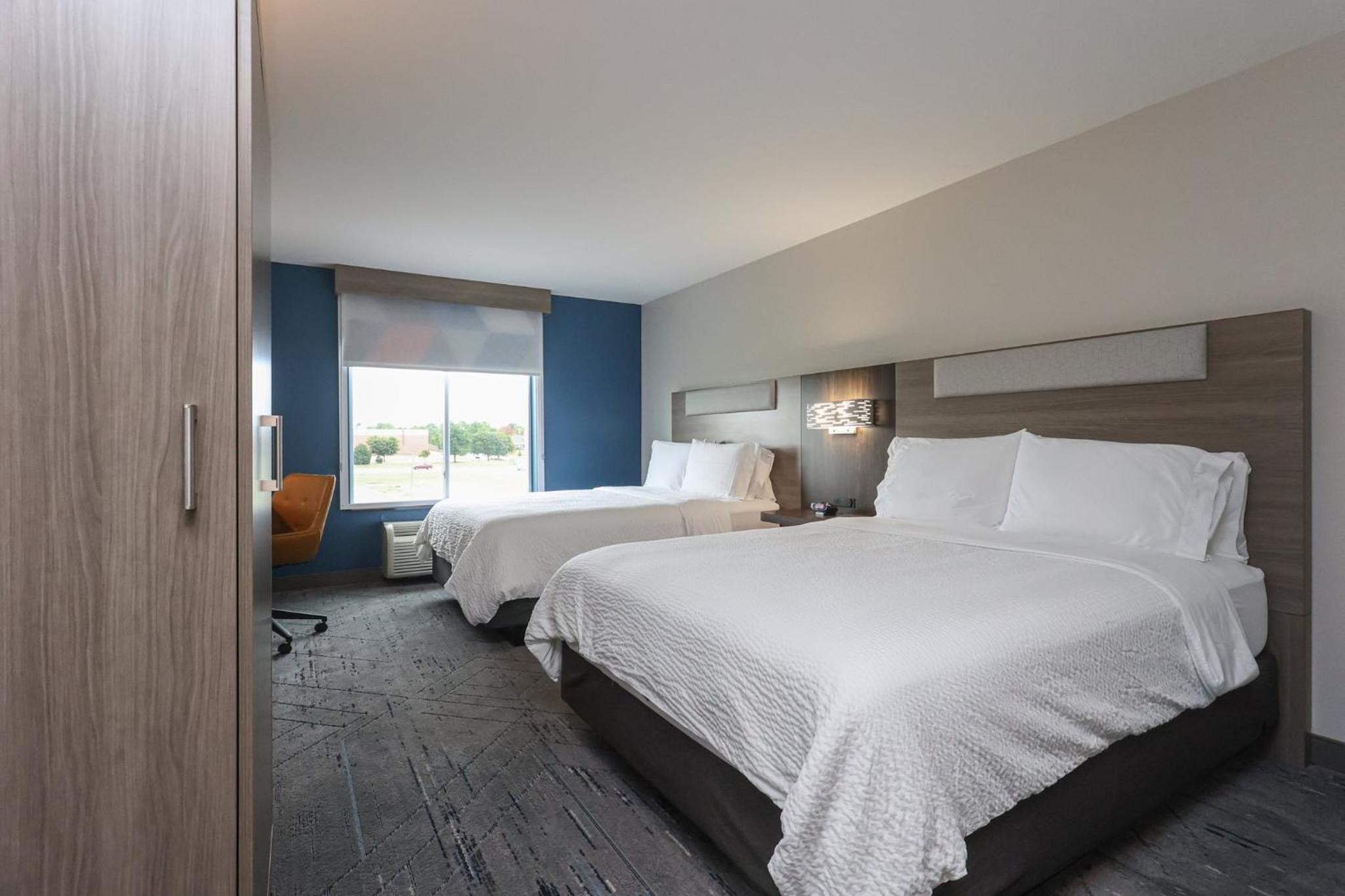 Standard Queen Room with Two Queen Beds - Photo 9