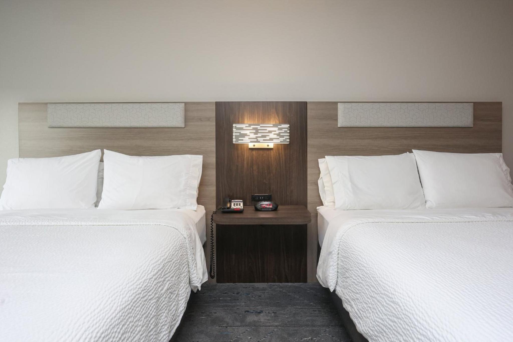 Standard Queen Room with Two Queen Beds - Photo 8