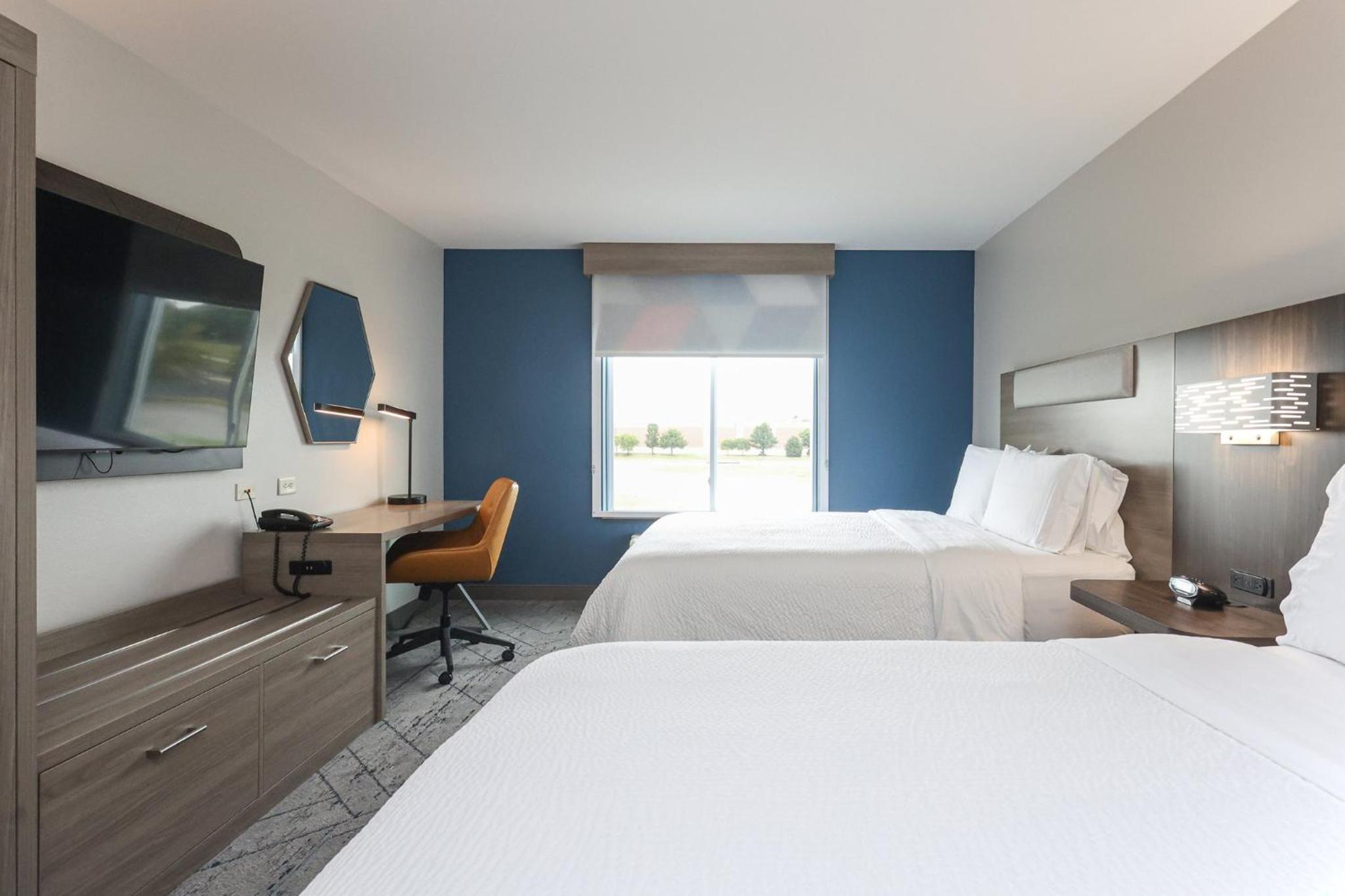 Standard Queen Room with Two Queen Beds - Photo 7