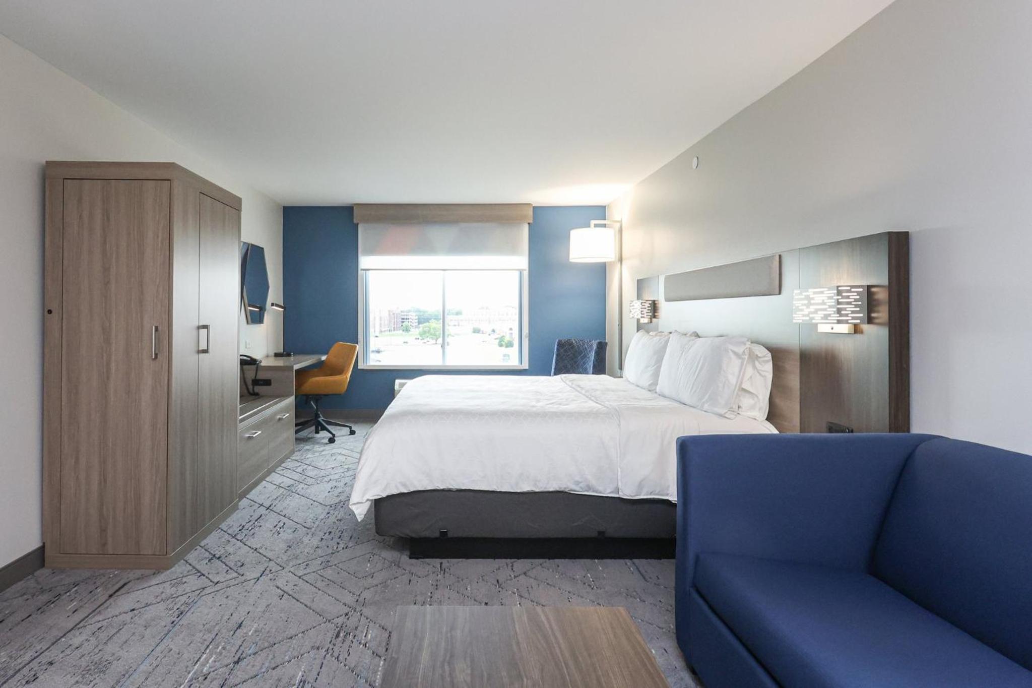 Queen Suite with Two Queen Beds - Photo 3