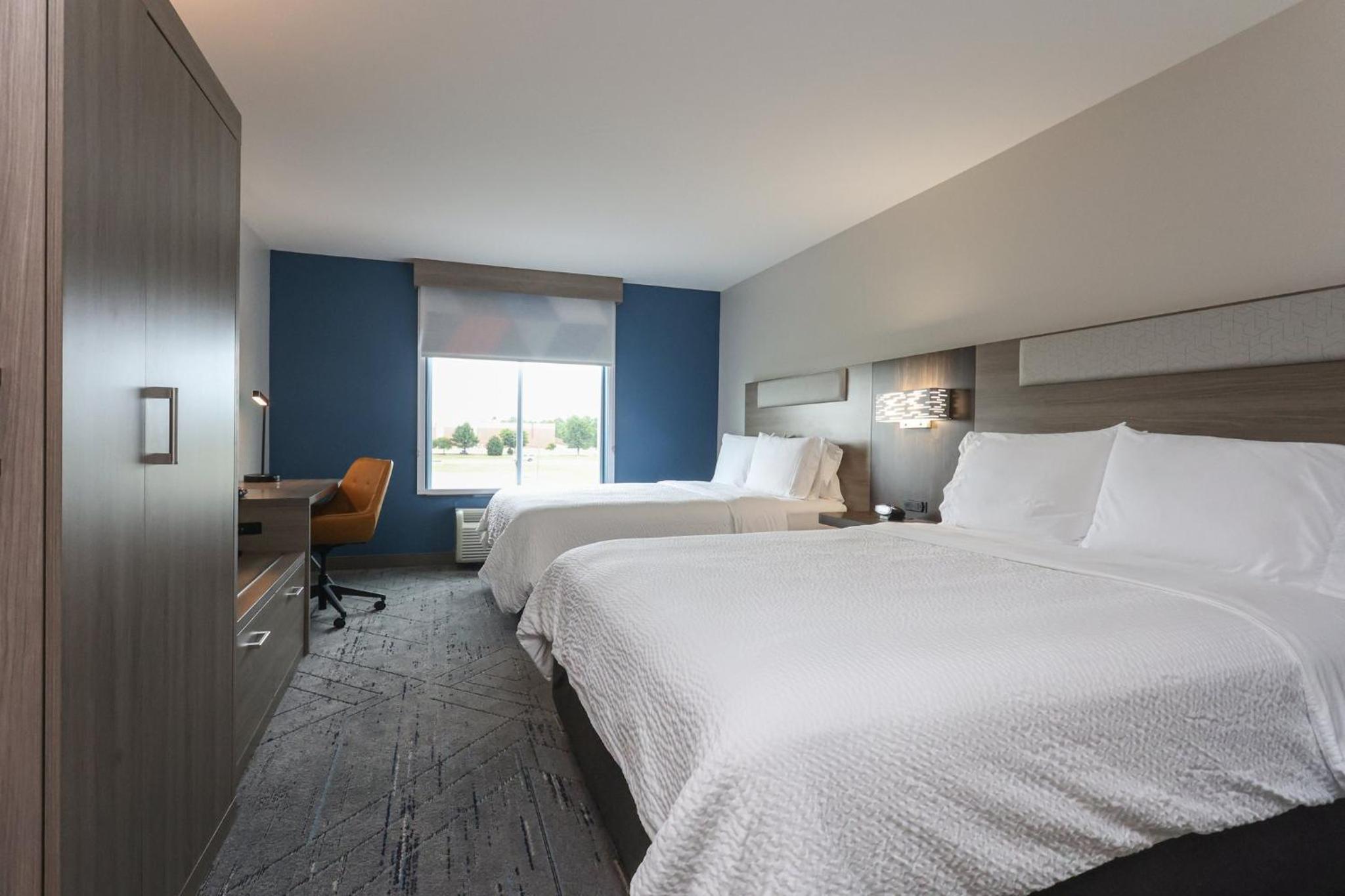 Standard Queen Room with Two Queen Beds - Photo 13