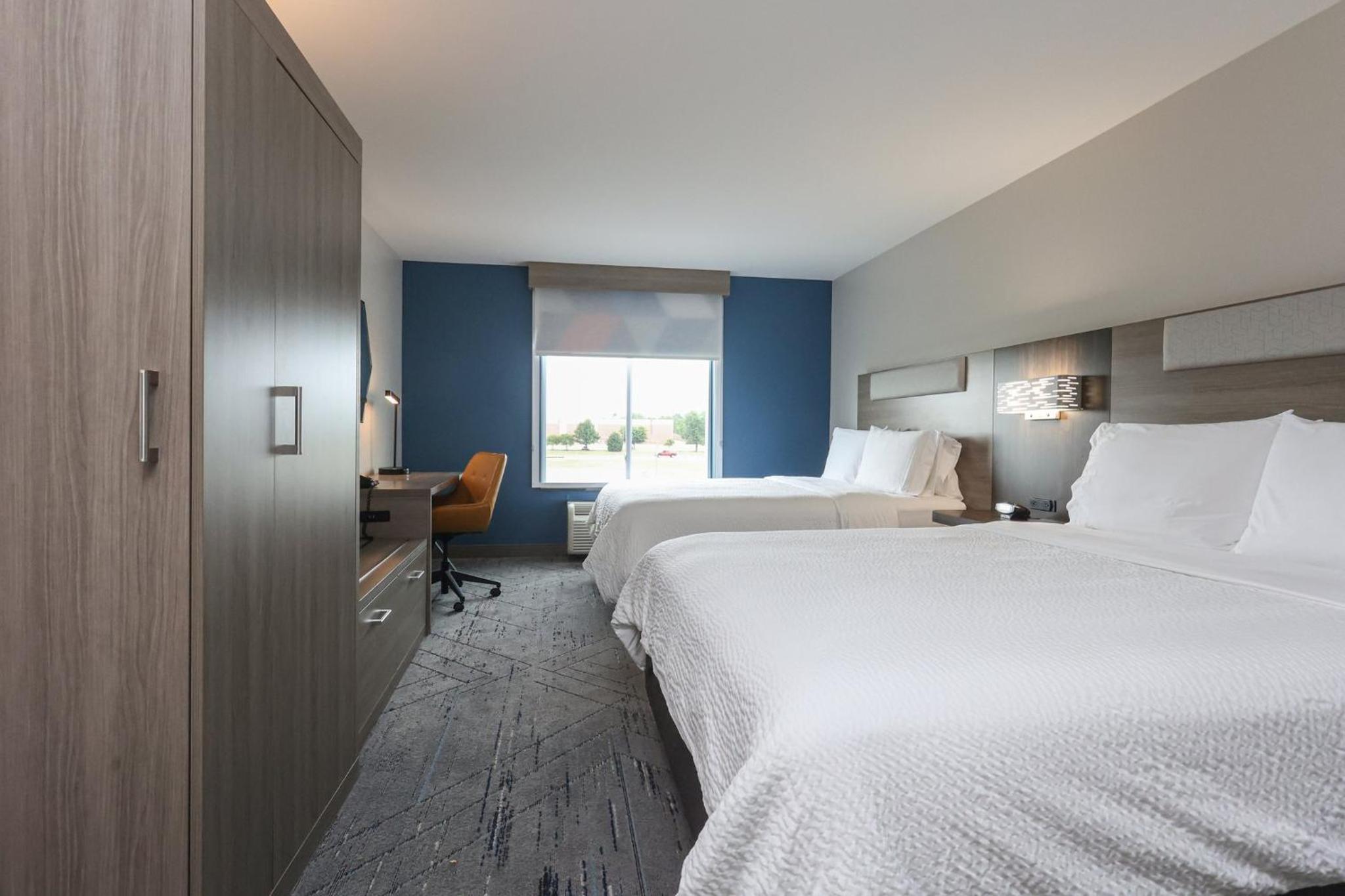 Standard Queen Room with Two Queen Beds - Photo 14