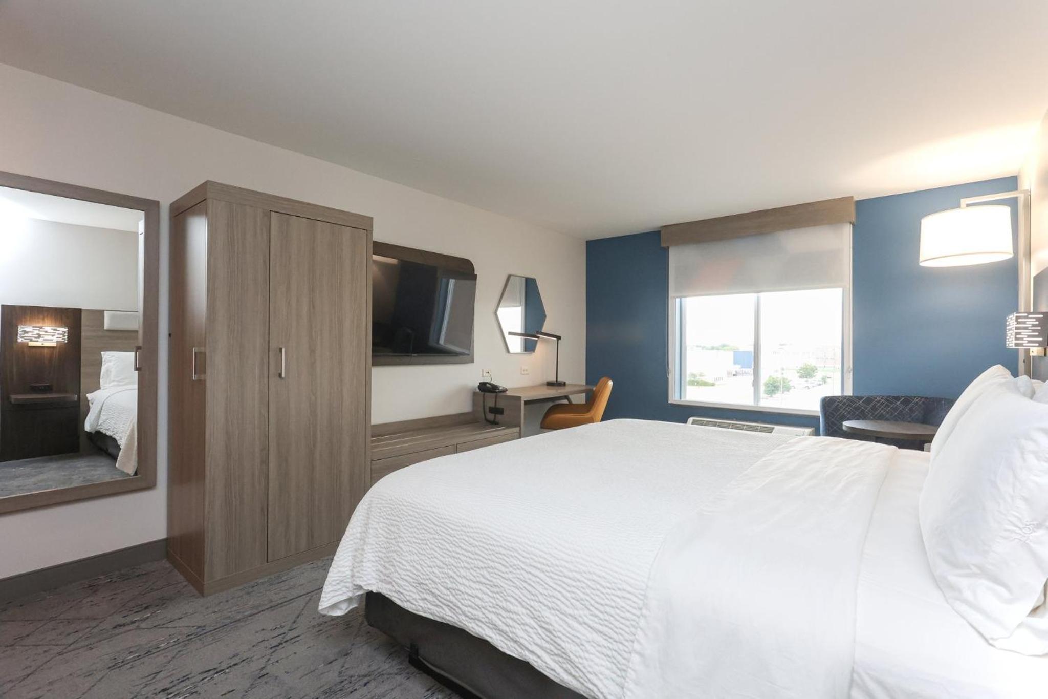 Standard King Room with Extra Space - Photo 5