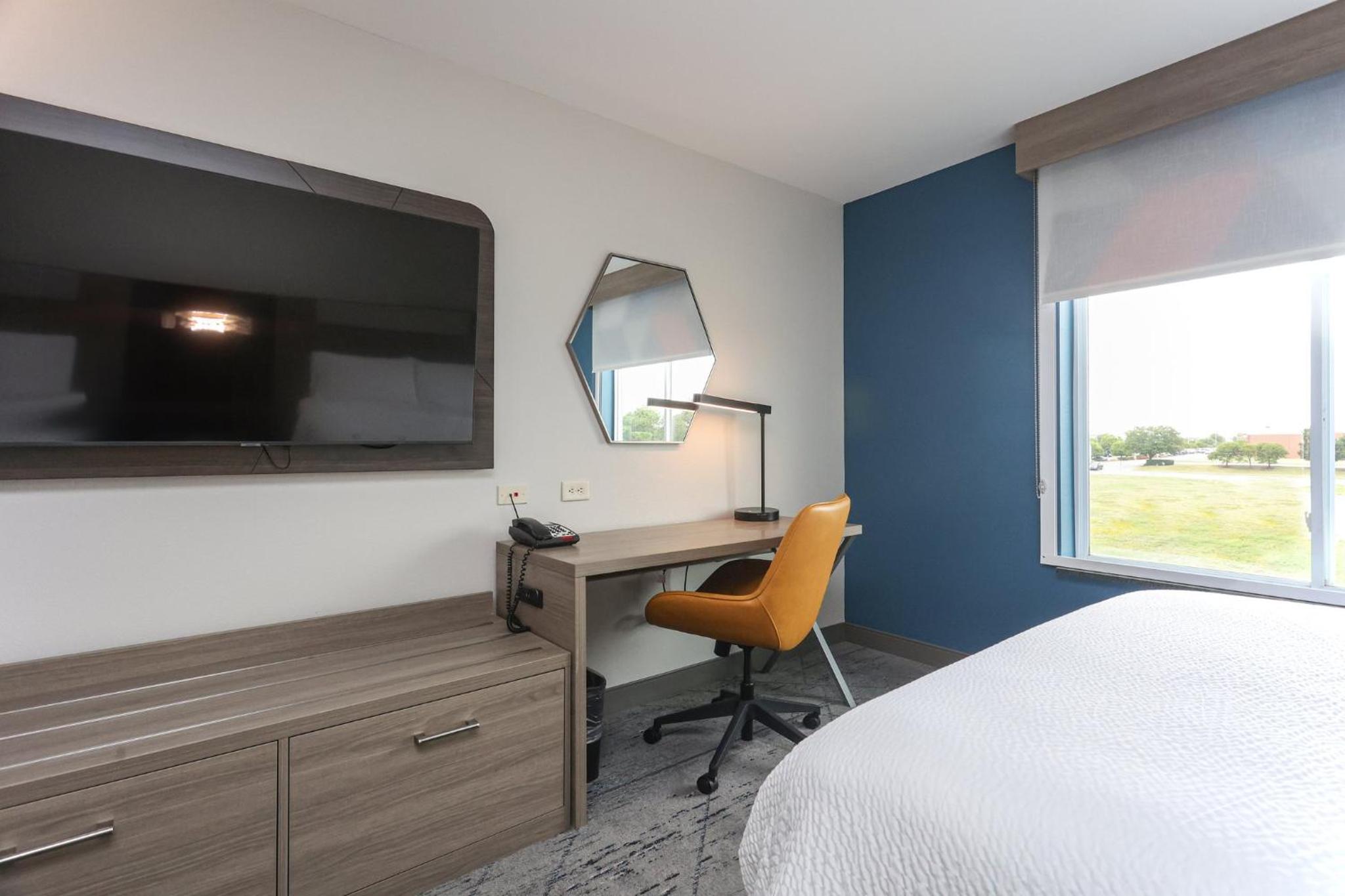 Standard King Room with Extra Space - Photo 3