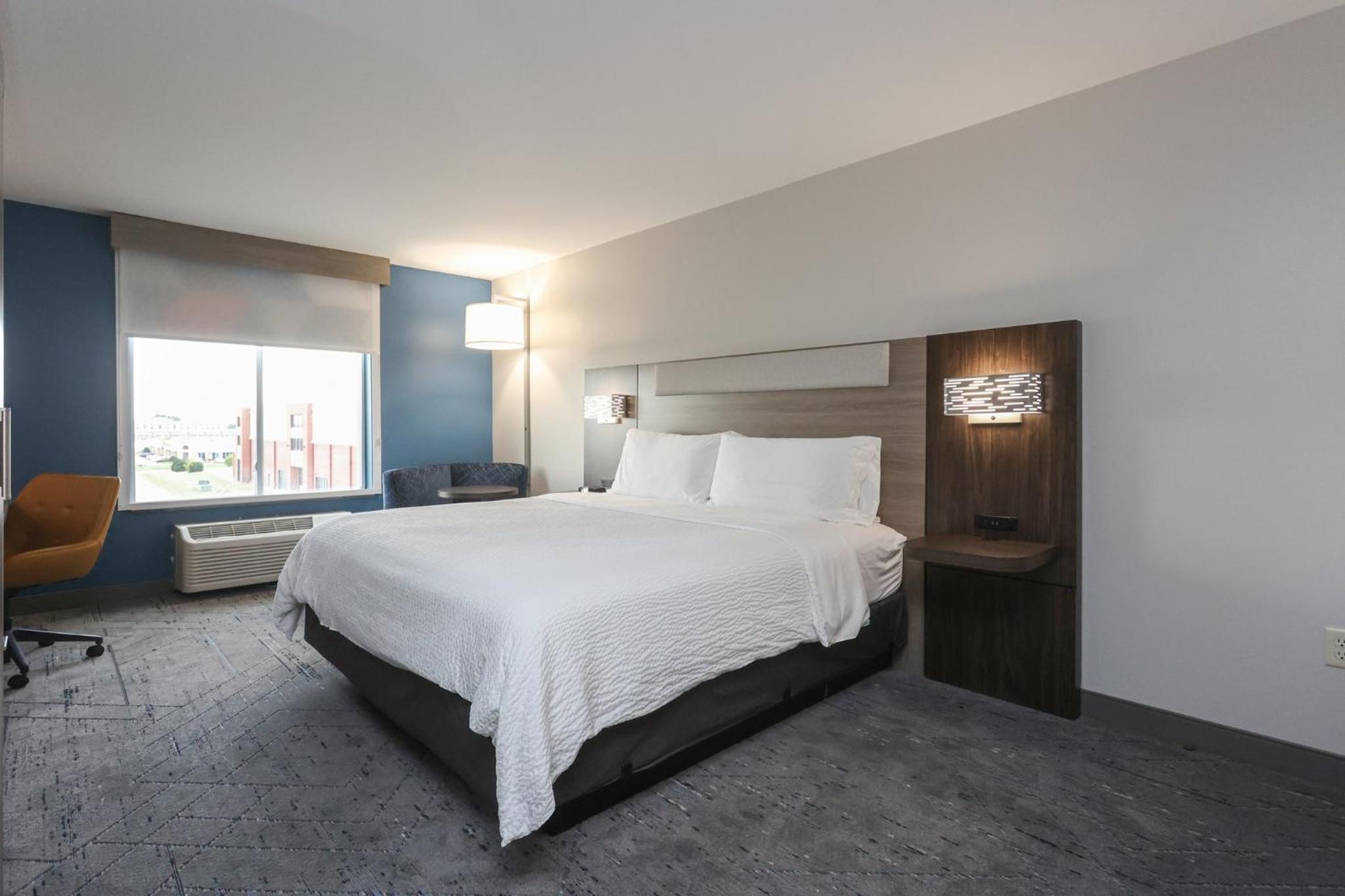 Standard King Room with Extra Space - Photo 2