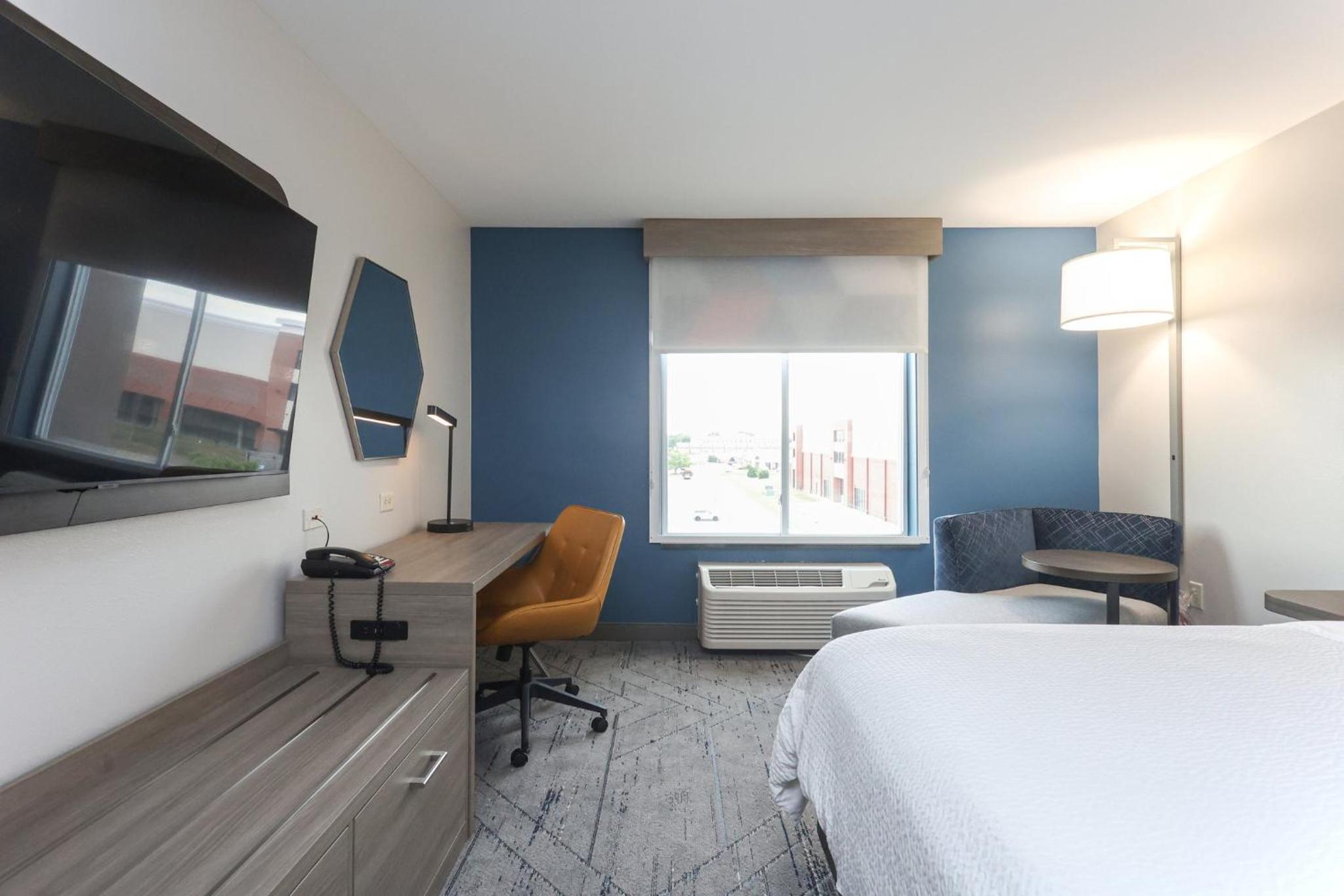 Standard King Room with Extra Space - Photo 13