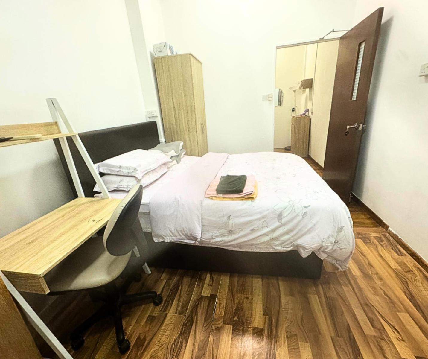 One-Bedroom Apartment photo 1