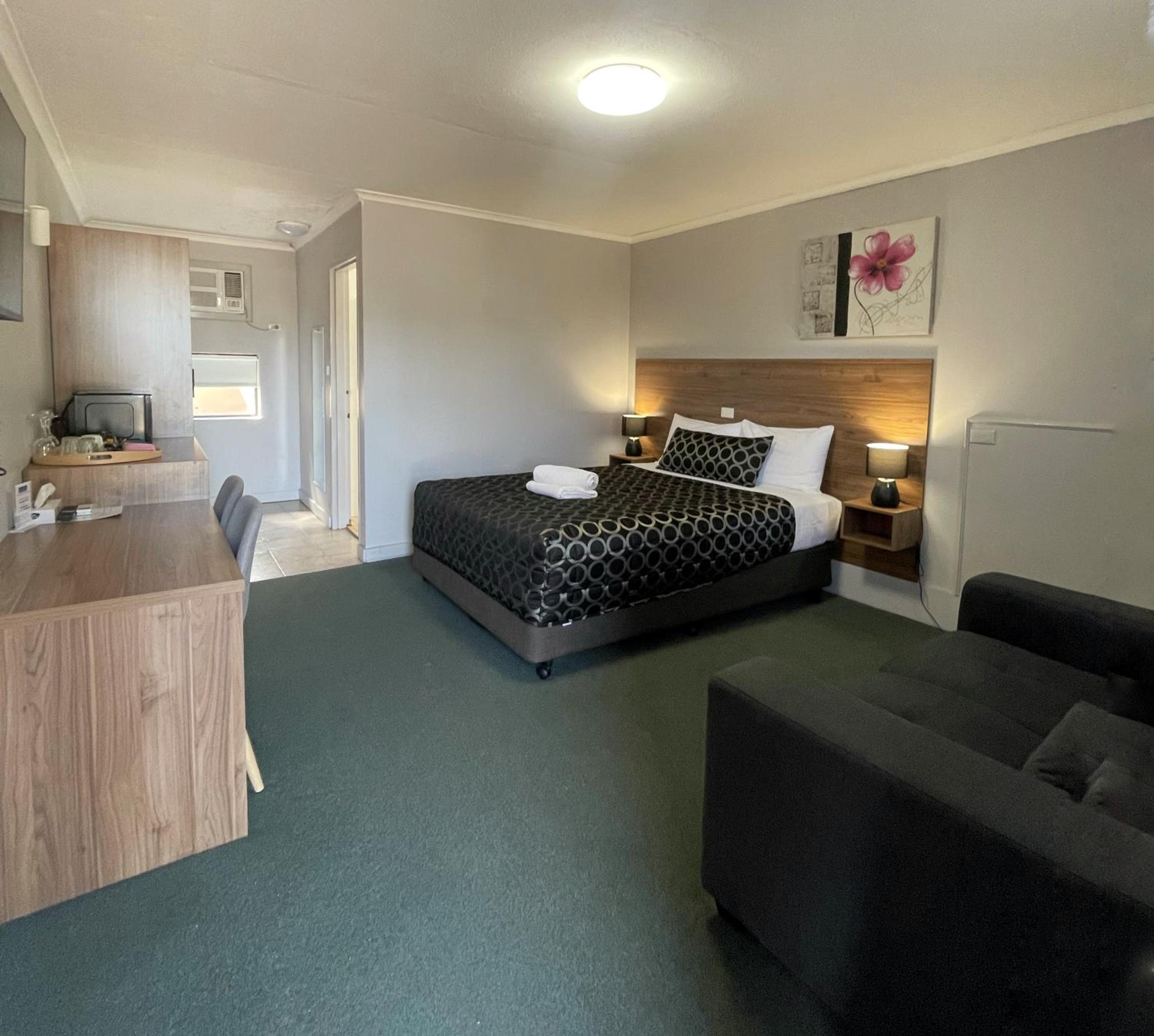 Queen Room photo 1