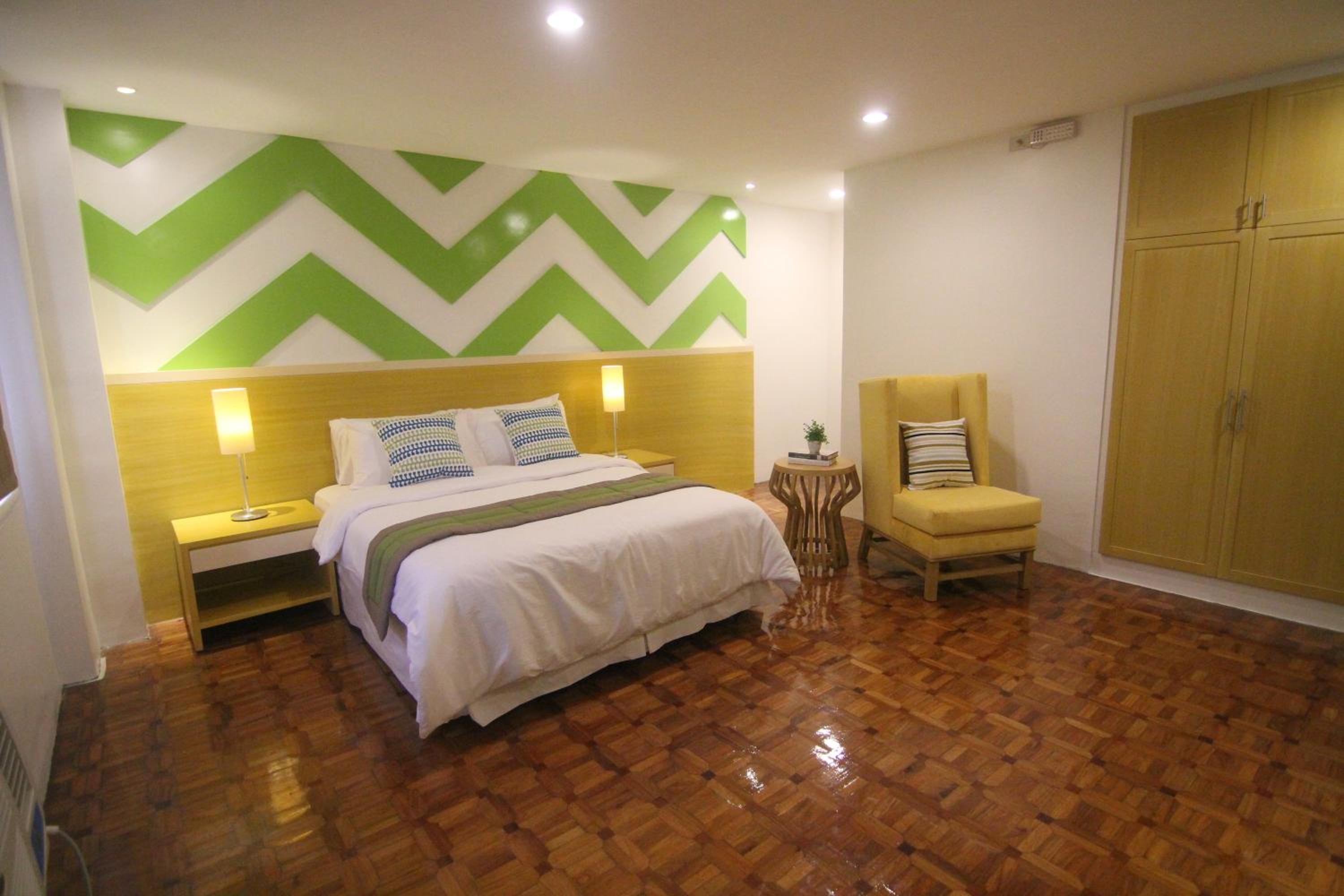Standard Queen Room