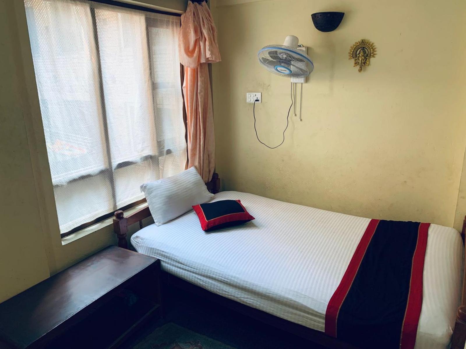Single Room with Shared Shower and Toilet photo 2