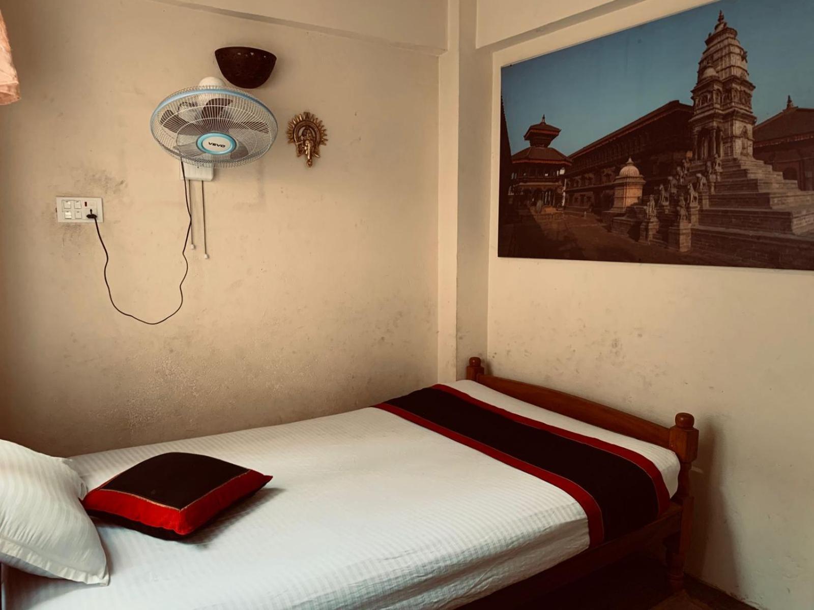 Single Room with Shared Shower and Toilet photo 3