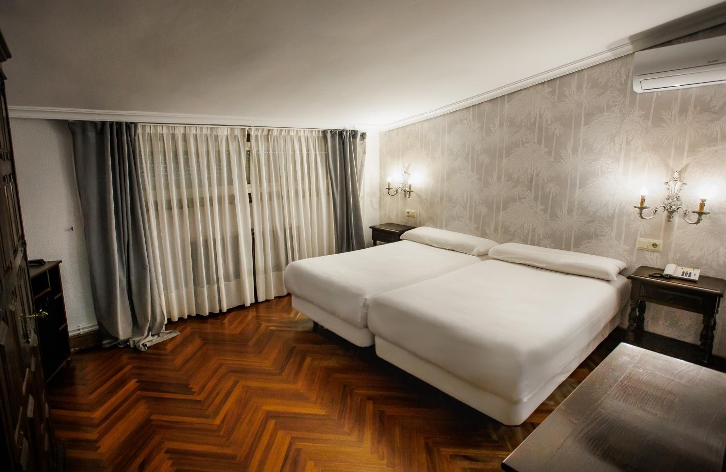 Twin Room - Photo 1
