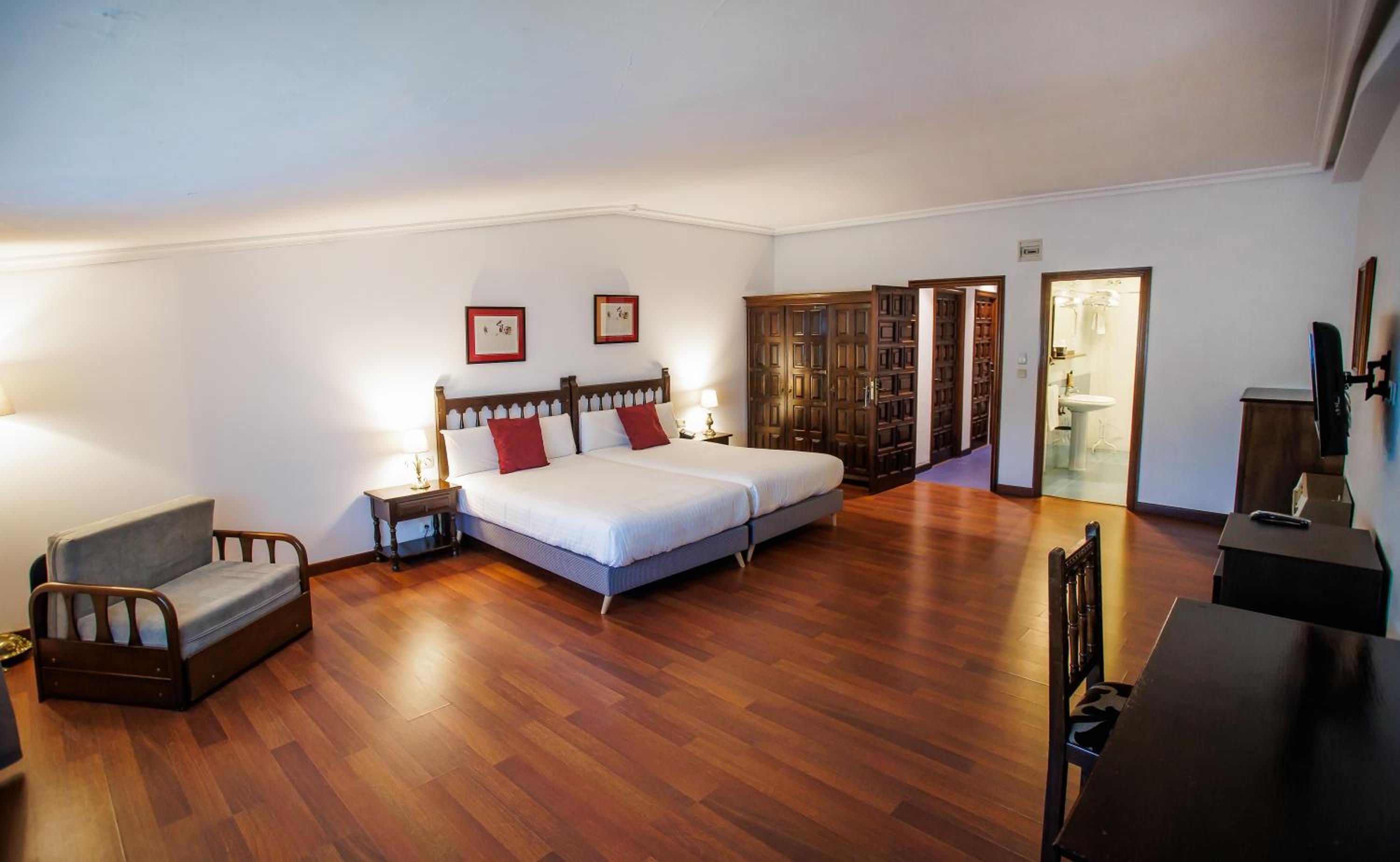 Deluxe Twin Room - Photo 9