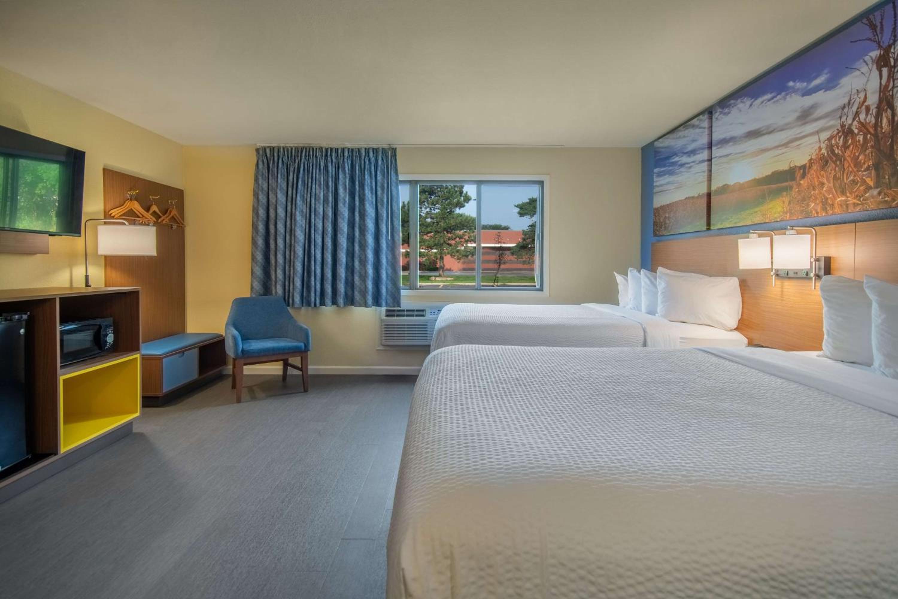Business Queen Room with Two Queen Beds - Non-Smoking - Photo 2