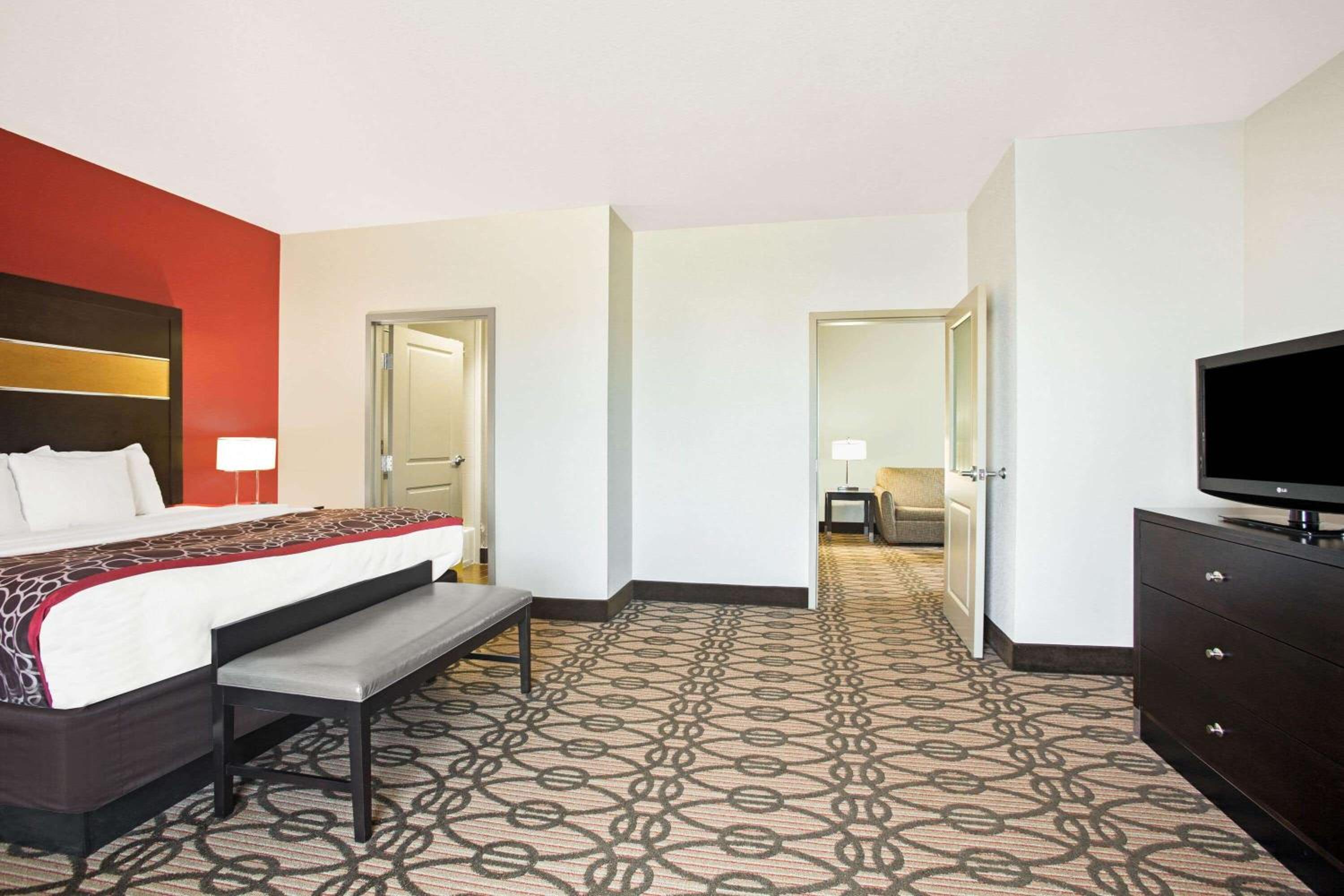 Deluxe Executive Suite with View - Non-Smoking - Photo 2