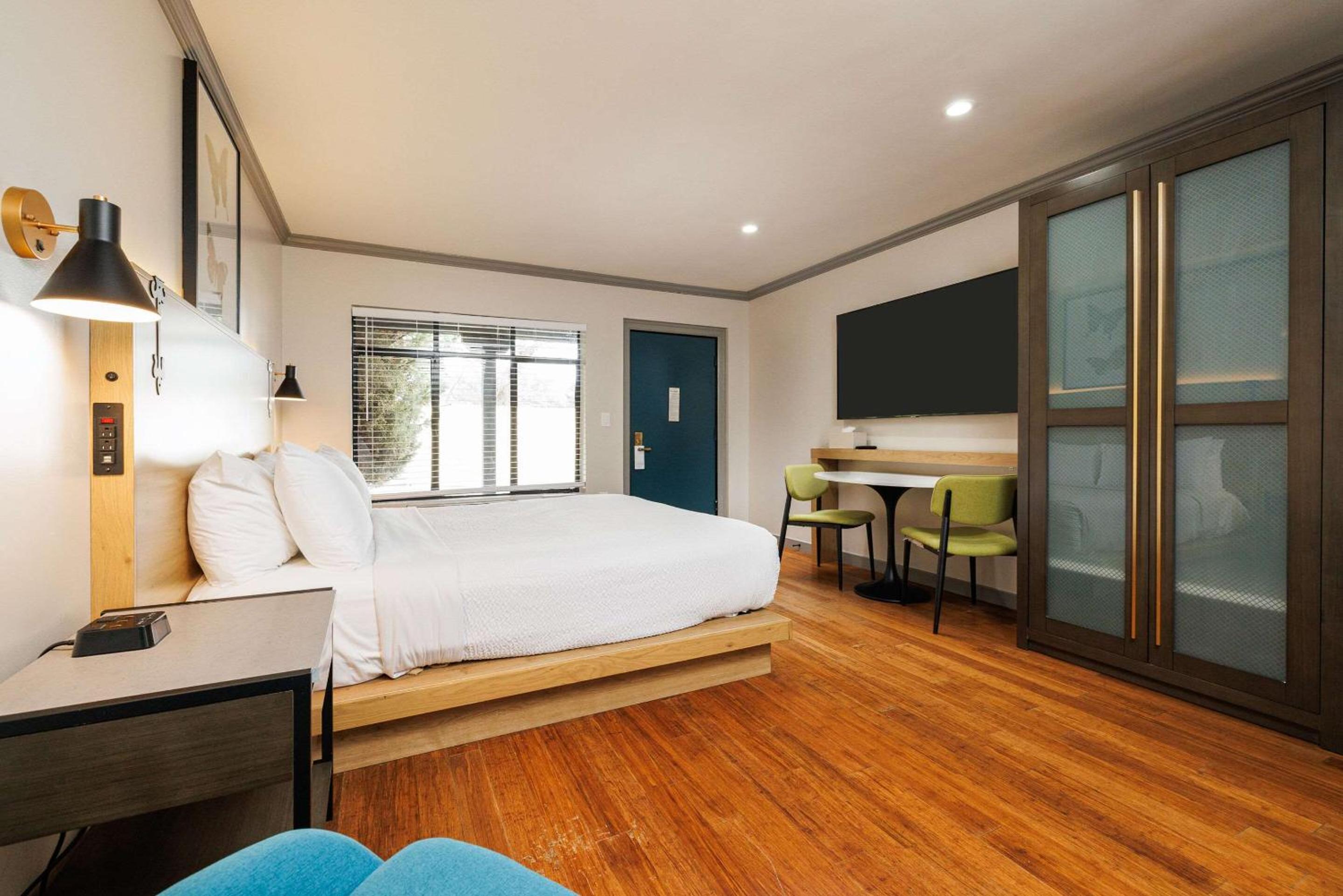 King Room with Garden View - Accessible/Non-Smoking photo 3