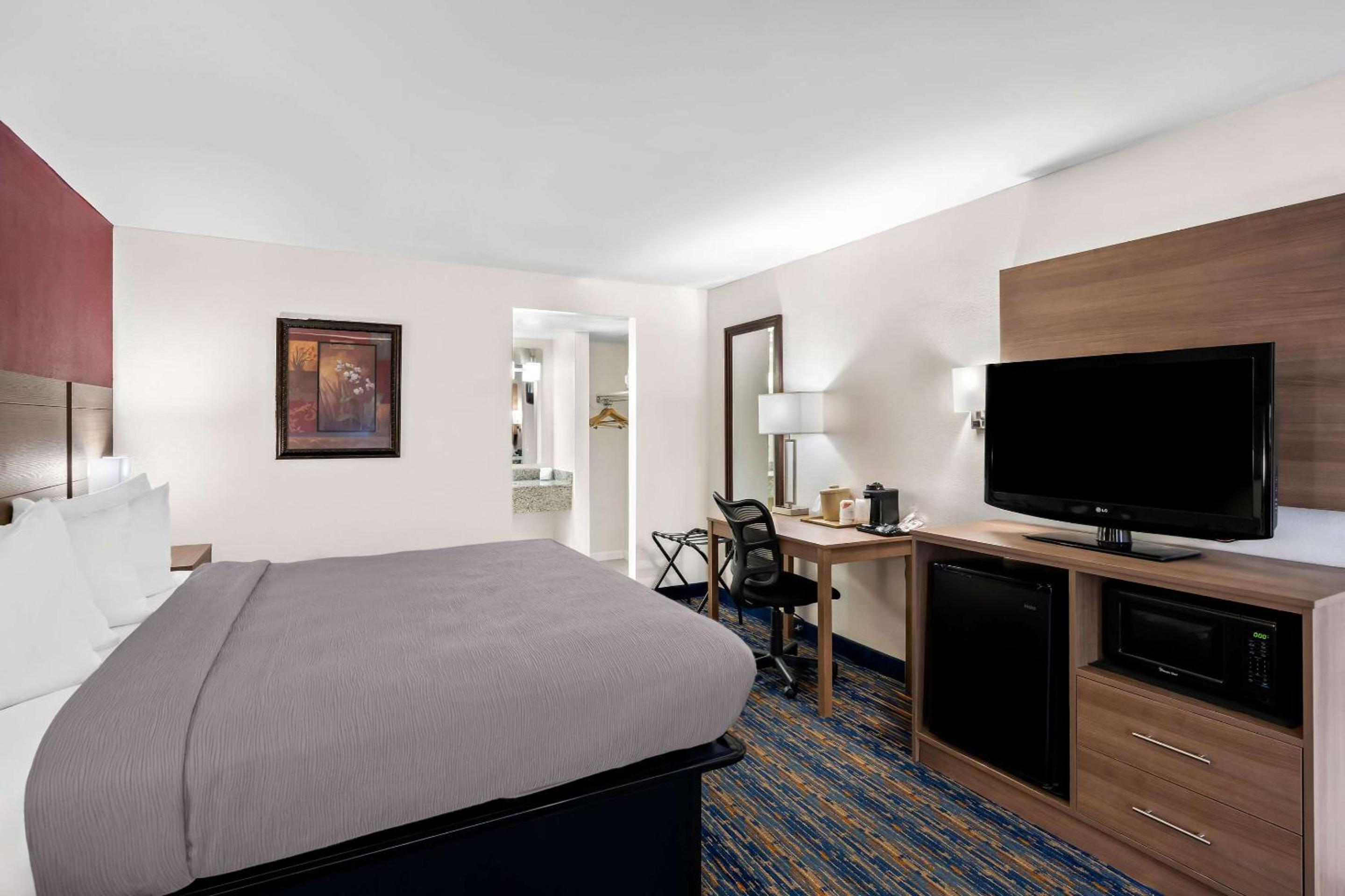 King Room - Non-Smoking photo 2