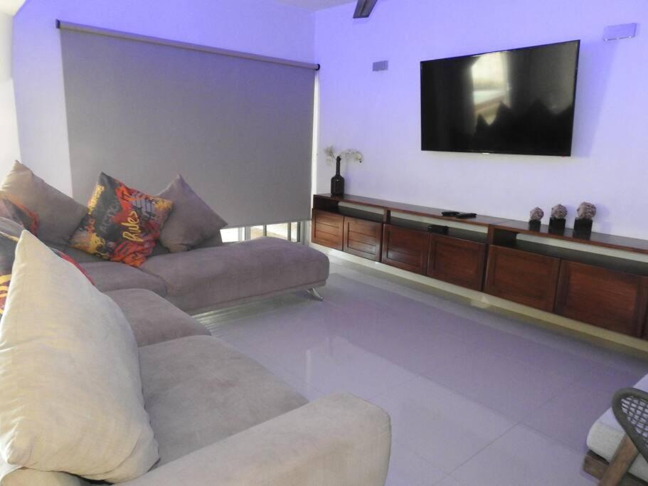 Five-Bedroom House photo 1