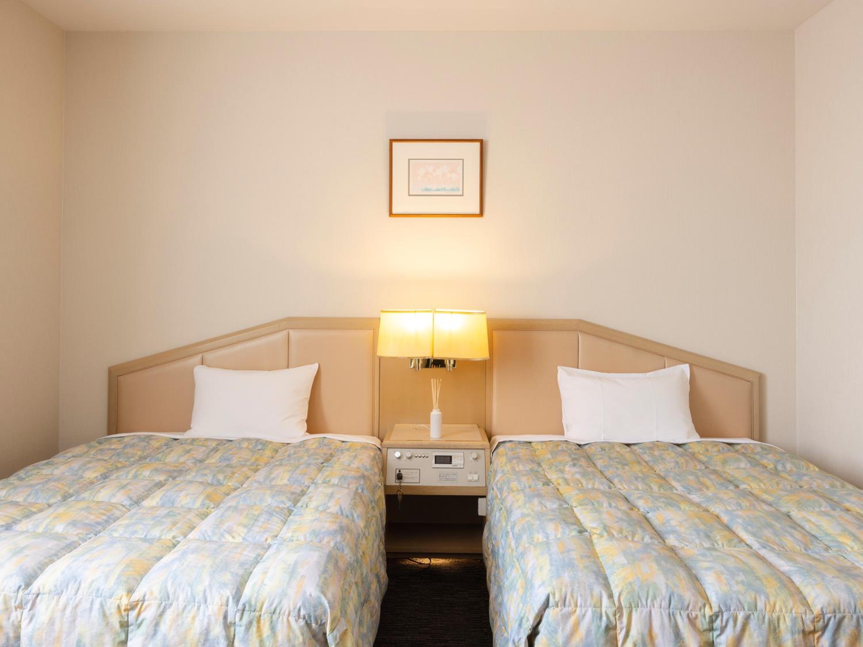 Twin Room - Non-Smoking - Photo 4