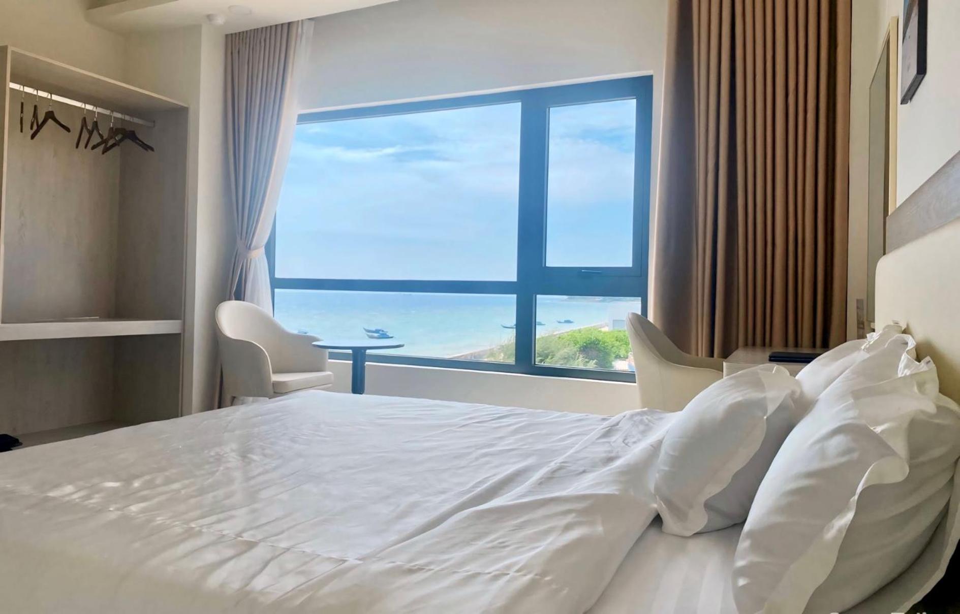 Deluxe Double Room with Side Sea View photo 2