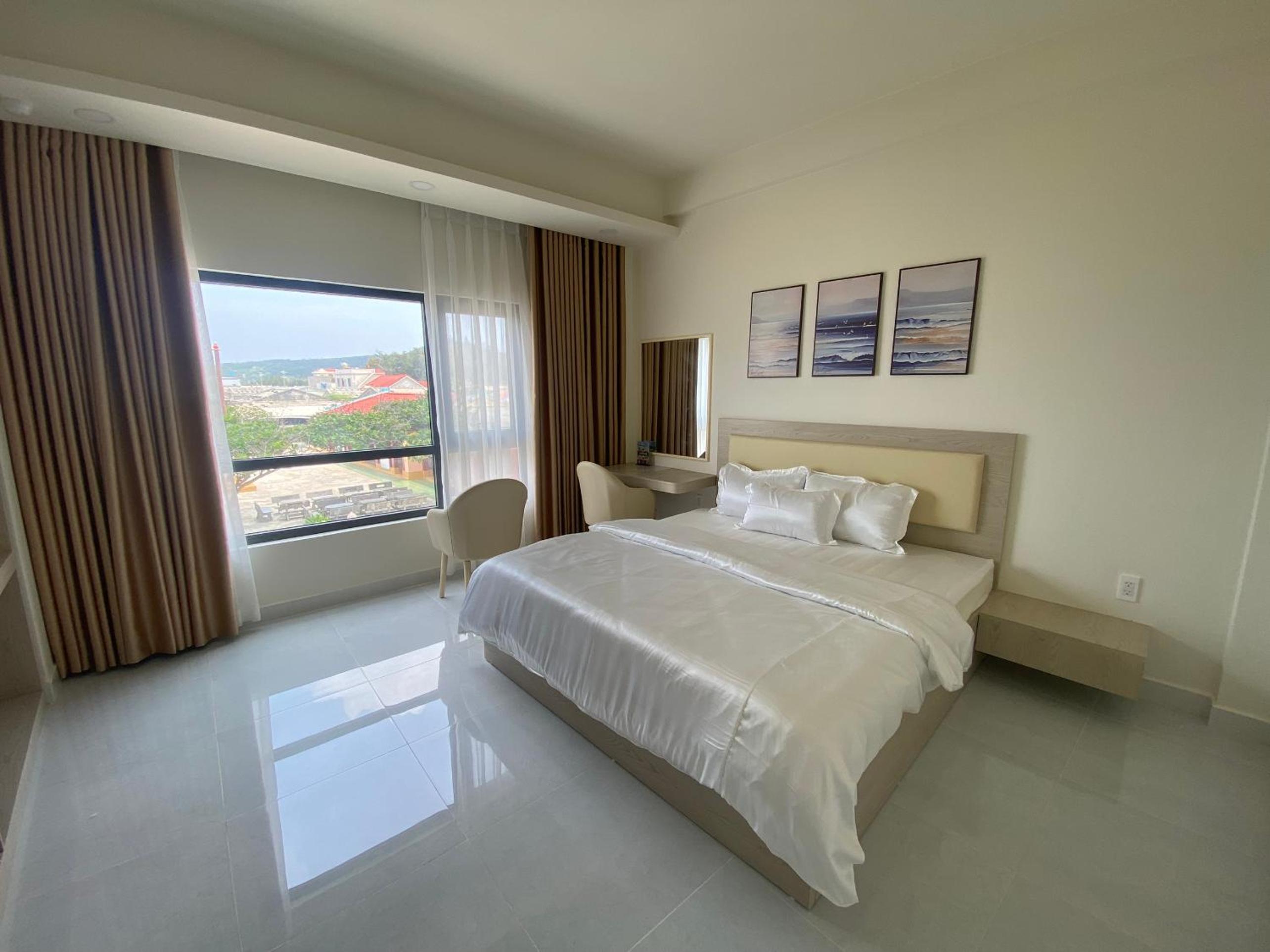 Deluxe Double Room with Side Sea View photo 3
