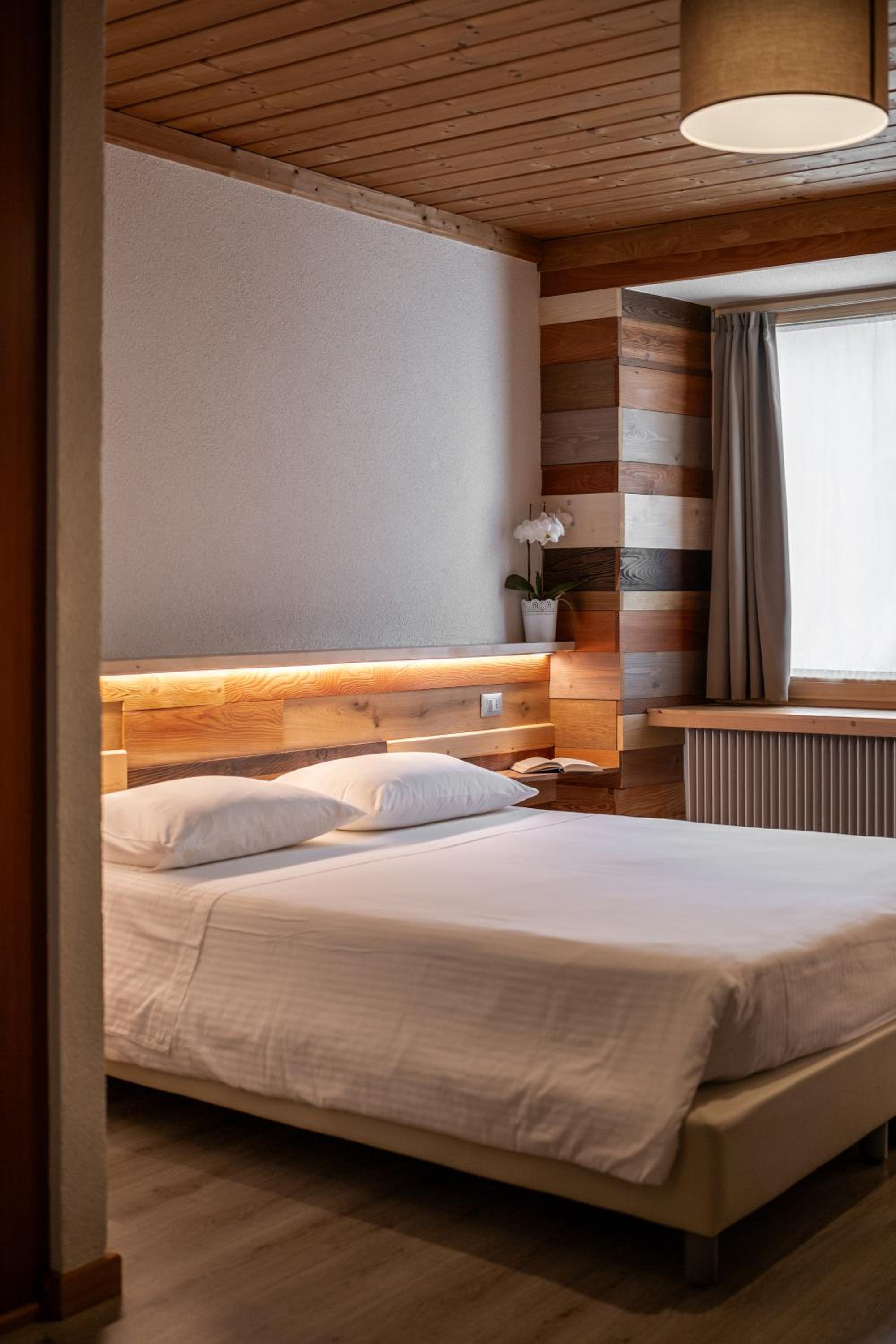Double or Twin Room with Mountain View - Photo 1