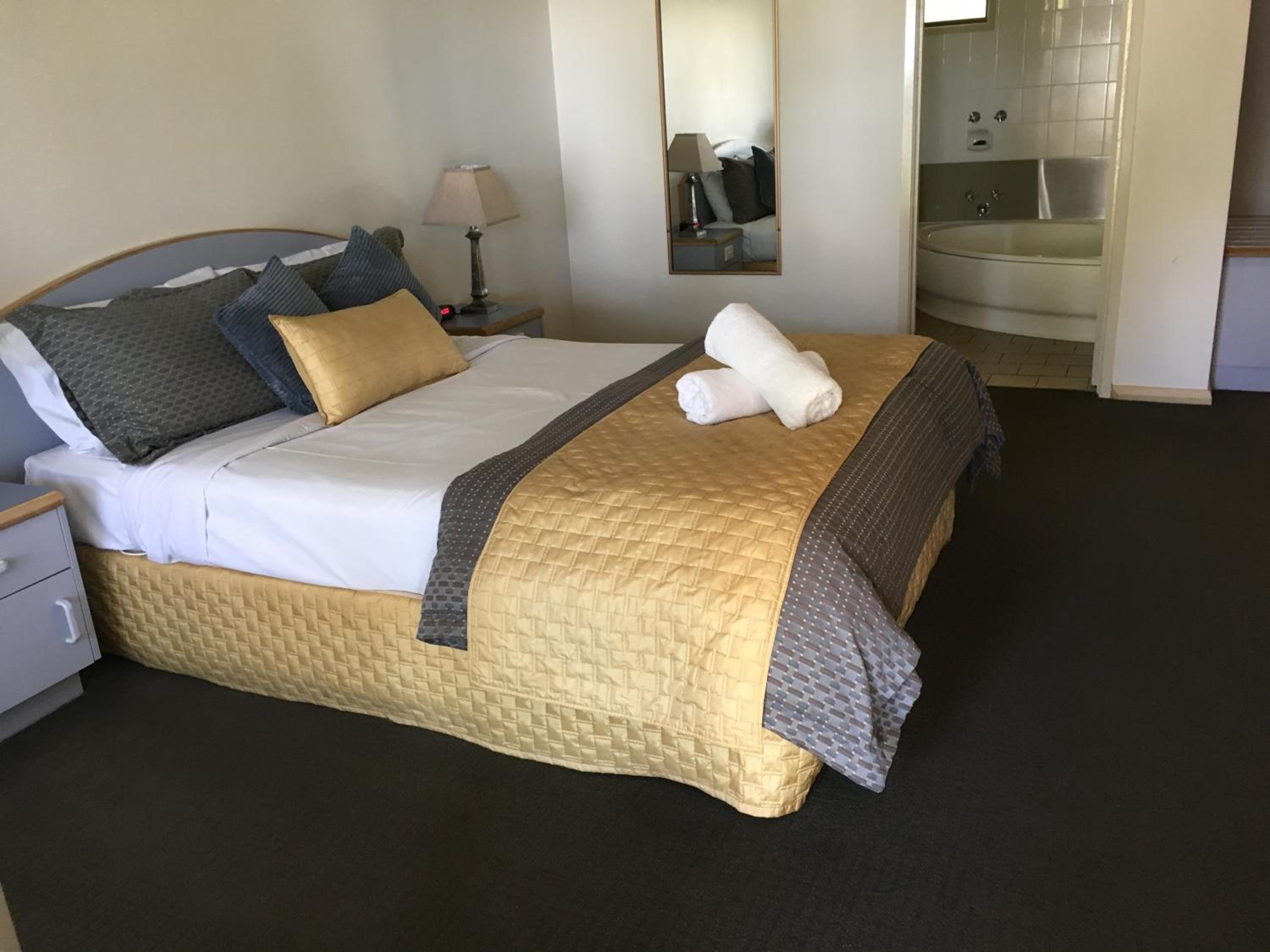 Deluxe Suite with Spa Bath photo 2