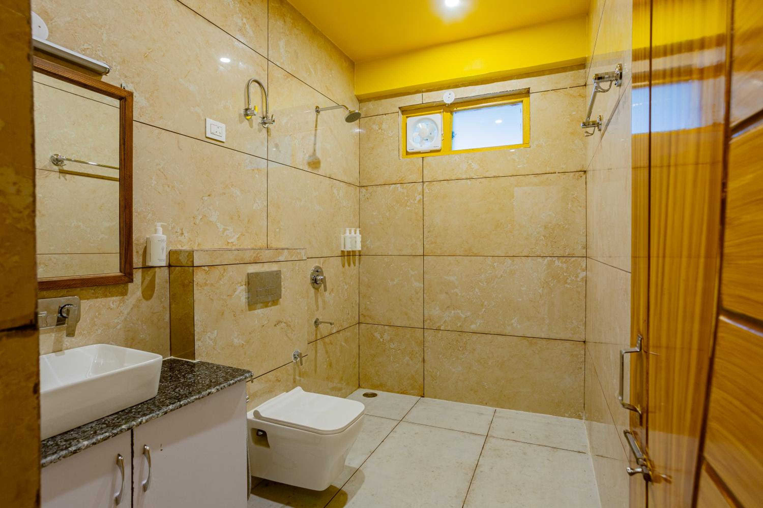 Superior Double Room with Balcony x B Block - Photo 7