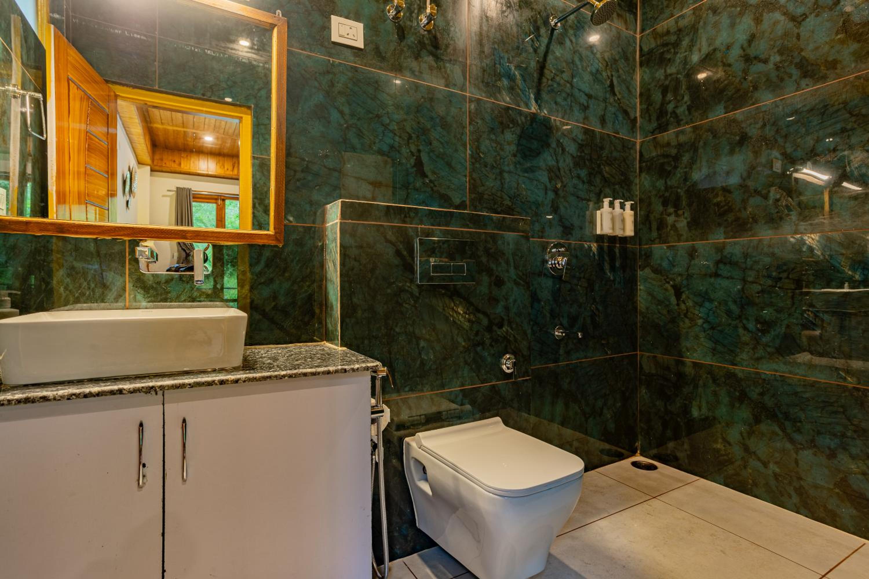 Deluxe Double Room with Balcony x B Block - Photo 2