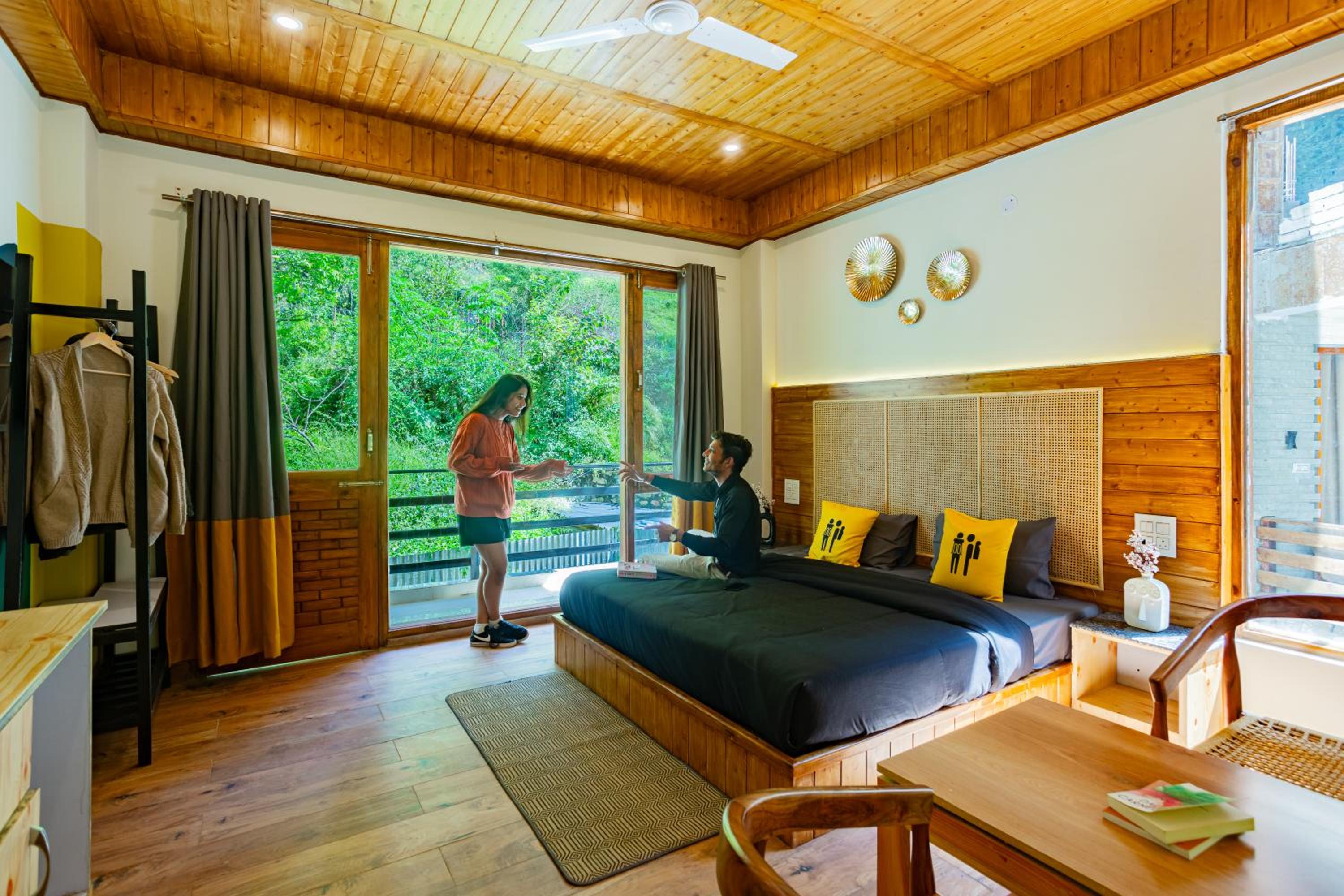Deluxe Double Room with Balcony x B Block - Photo 3