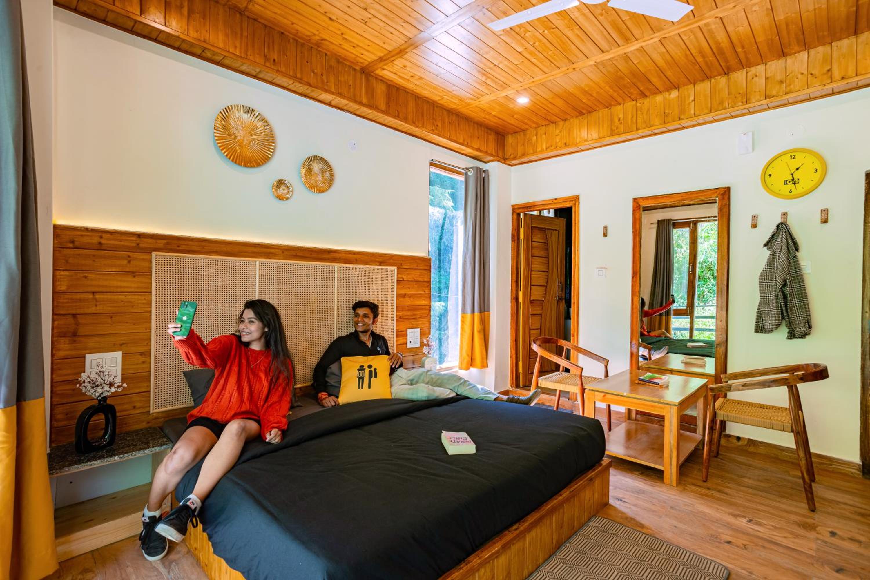 Deluxe Double Room with Balcony x B Block - Photo 5