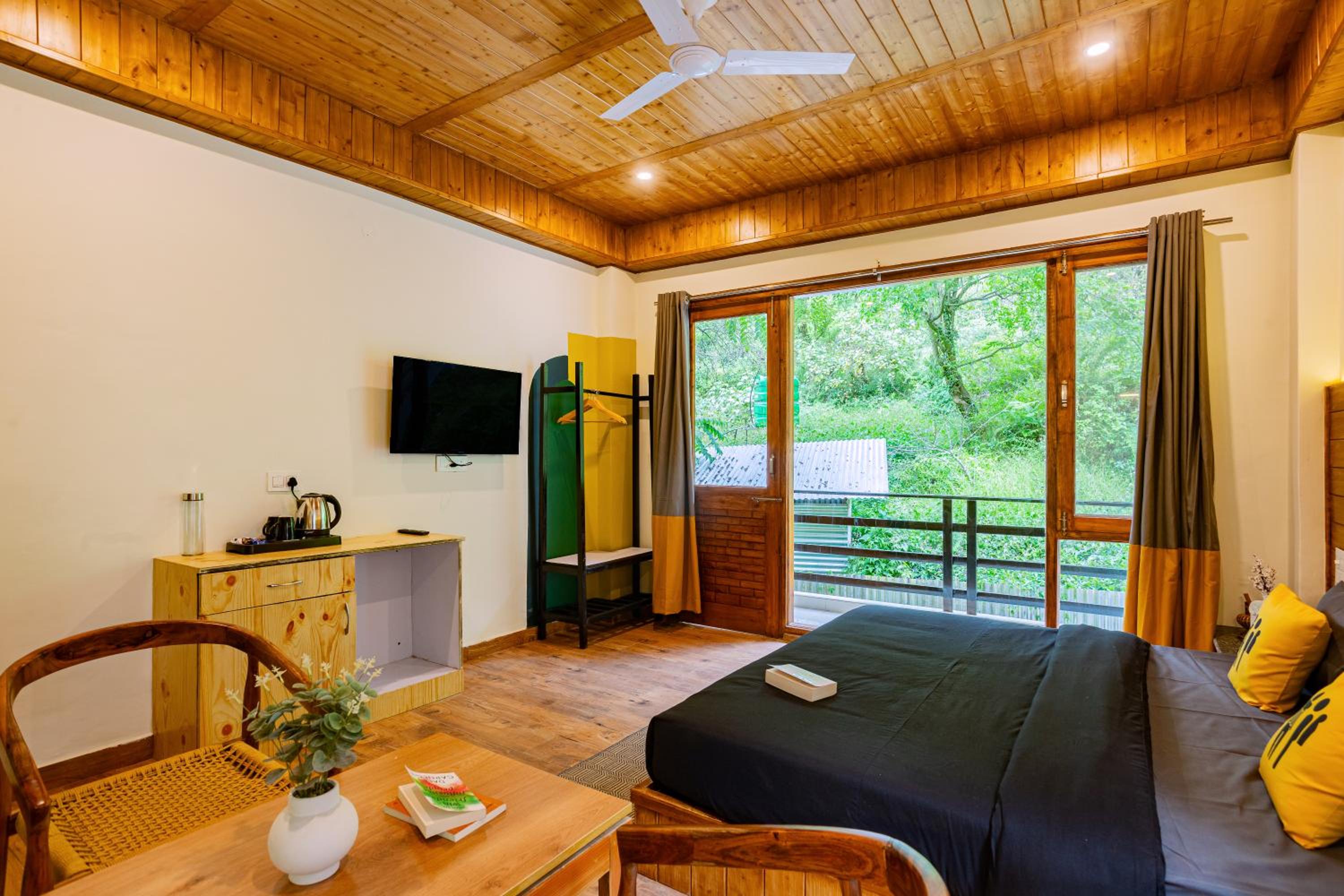 Deluxe Double Room with Balcony x B Block - Photo 4