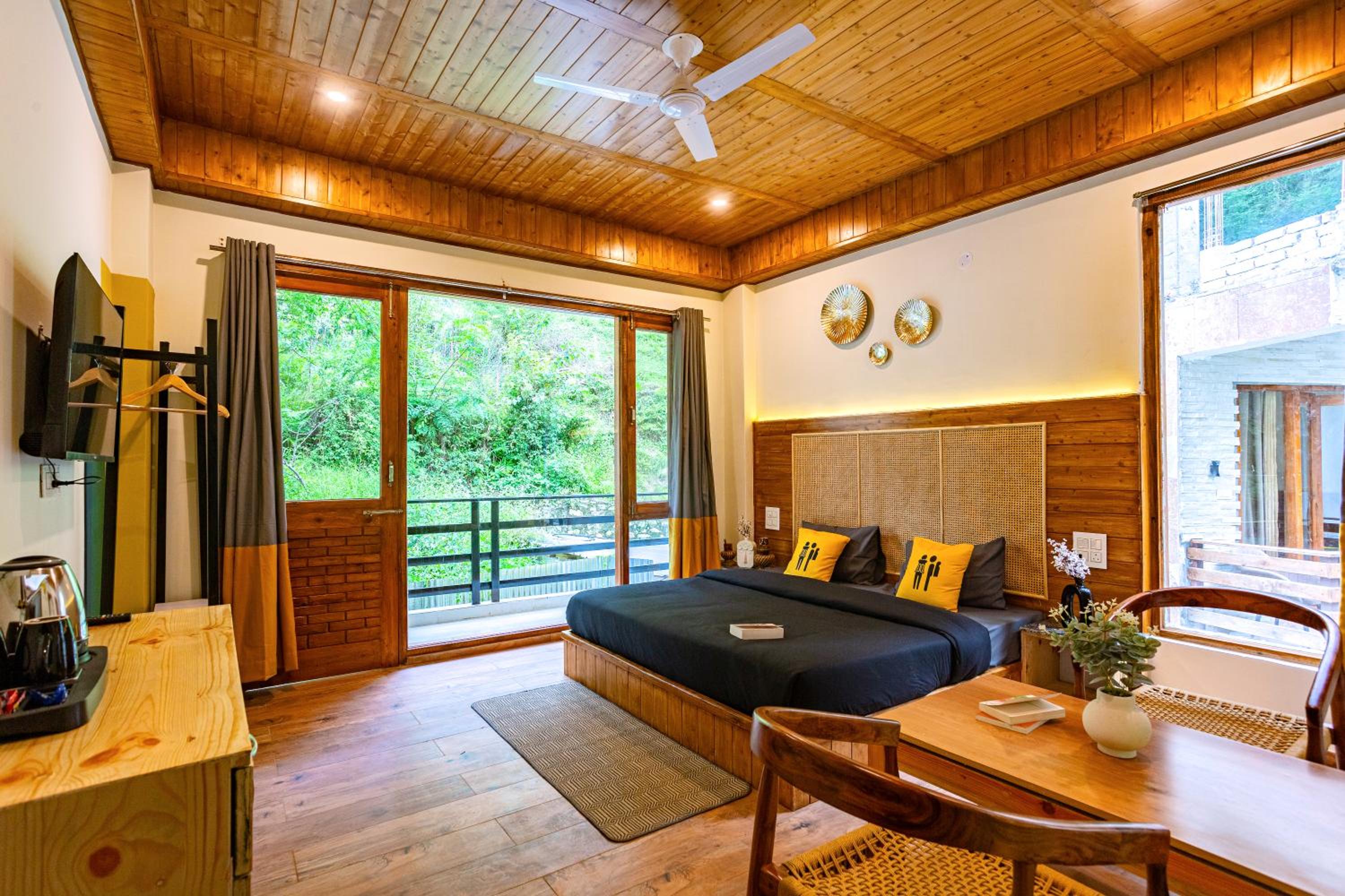 Deluxe Double Room with Balcony x B Block - Photo 1