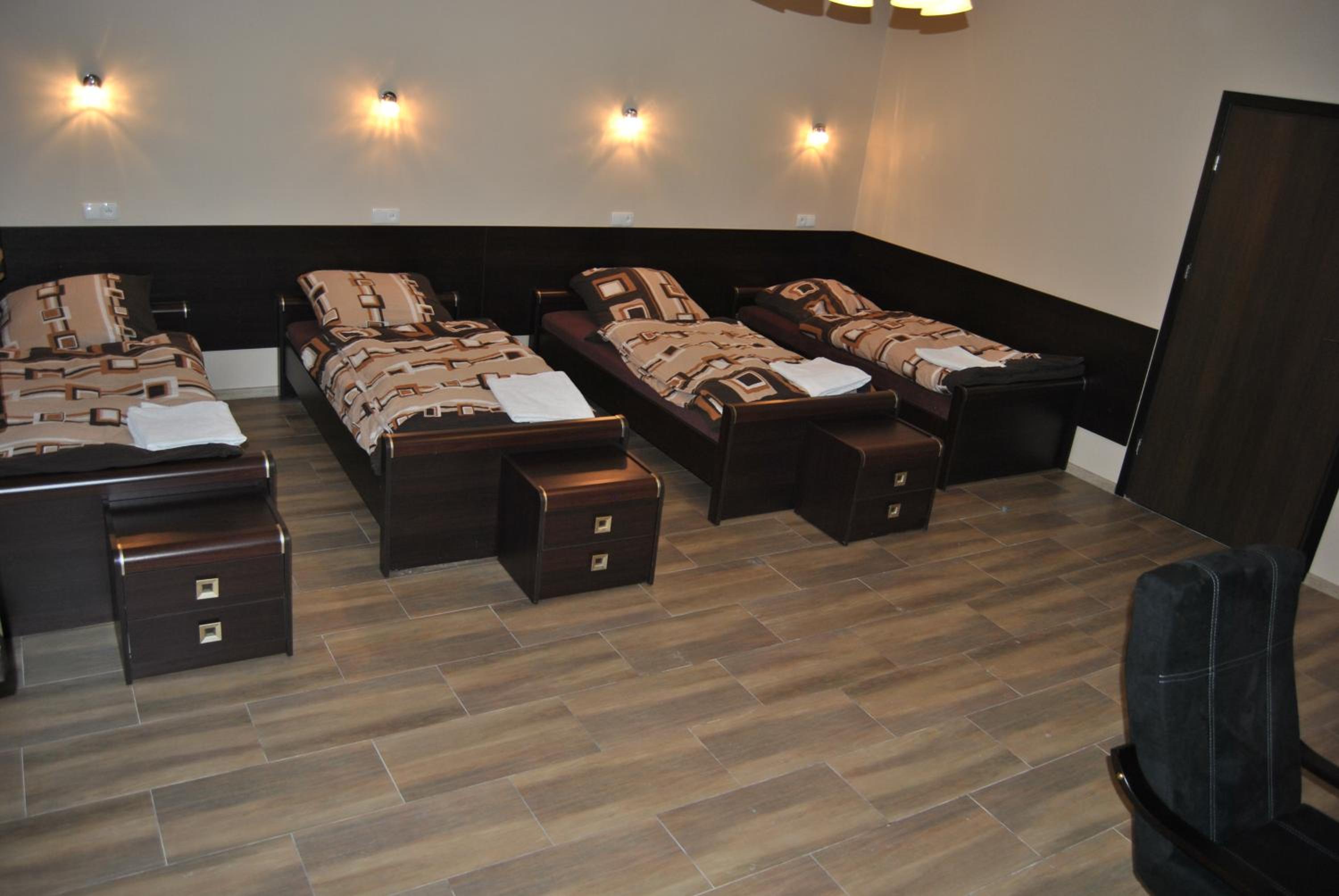 Quadruple Room with Private Bathroom - Photo 1