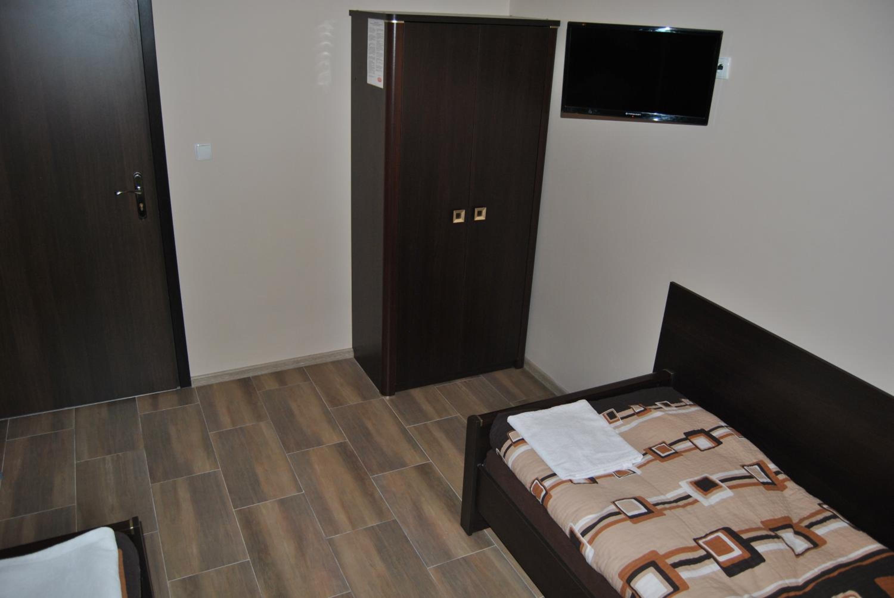 Double or Twin Room with Bathroom - Photo 2