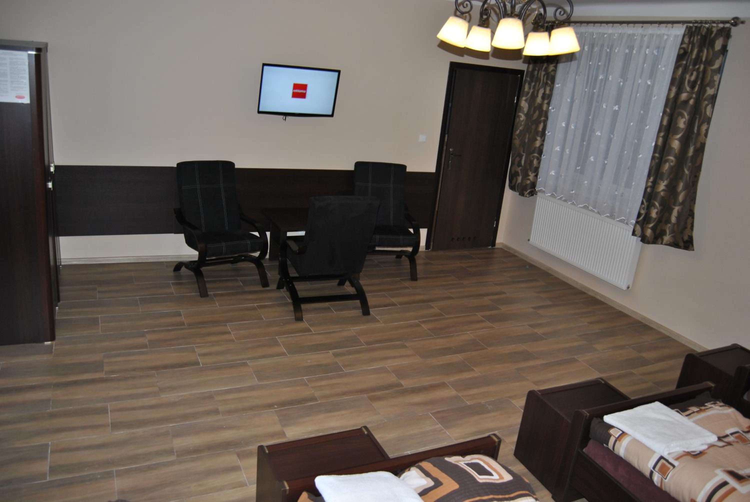 Quadruple Room with Private Bathroom - Photo 2
