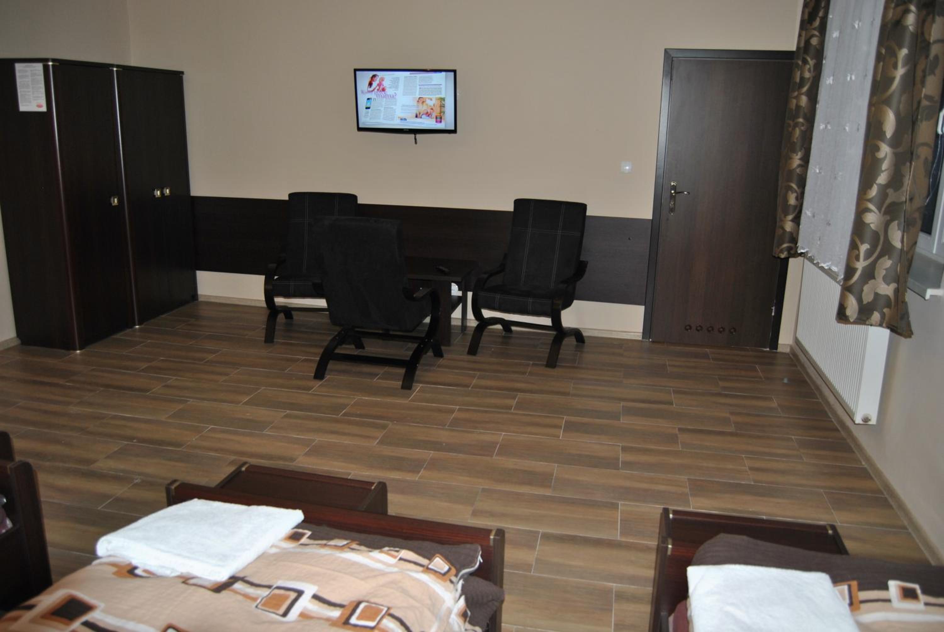 Quadruple Room with Private Bathroom - Photo 3